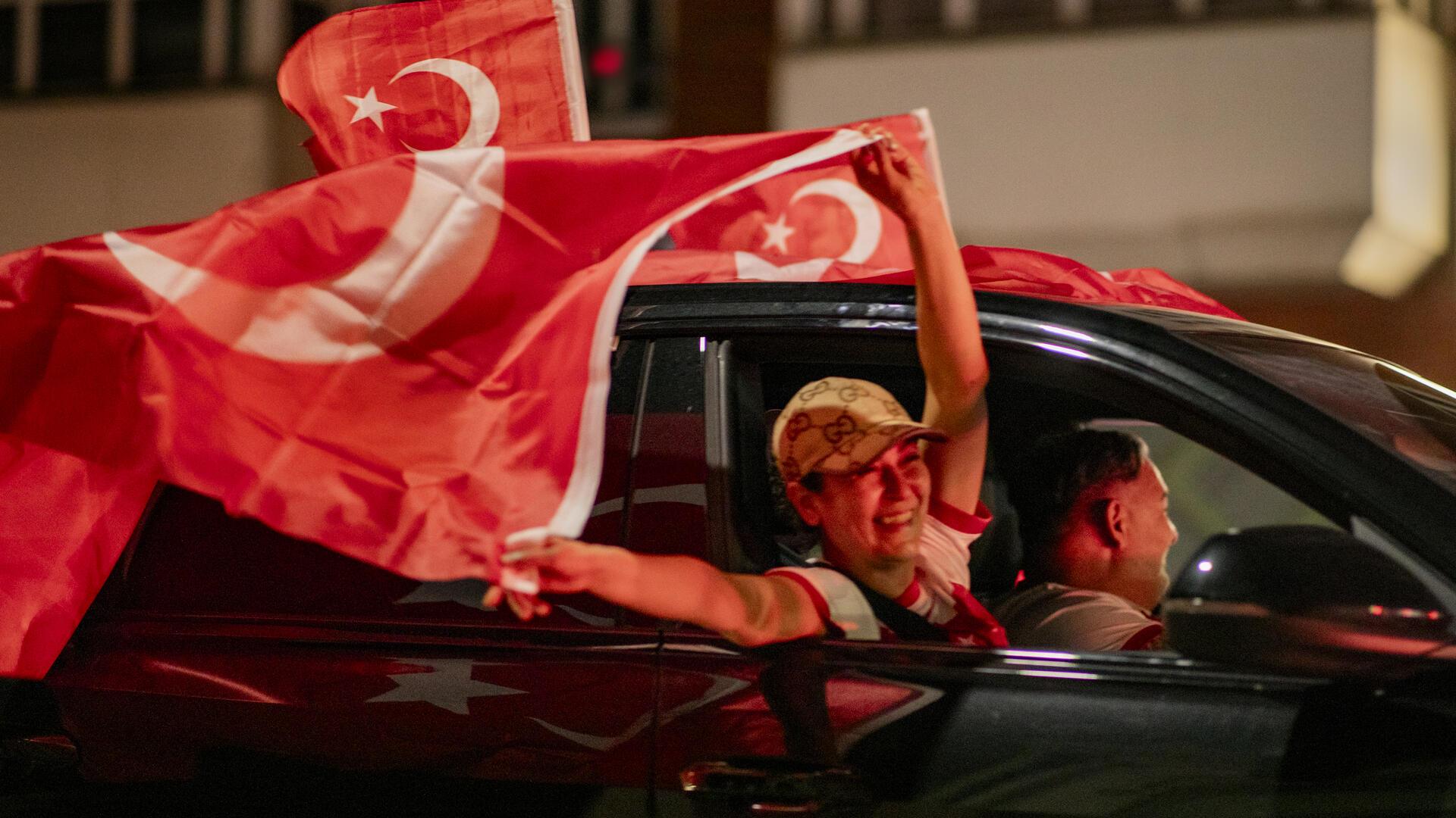 Türkische Fans haben nach dem Sieg am 26.6. in Bremerhaven mit einem Autokorso für Aufsehen gesorgt