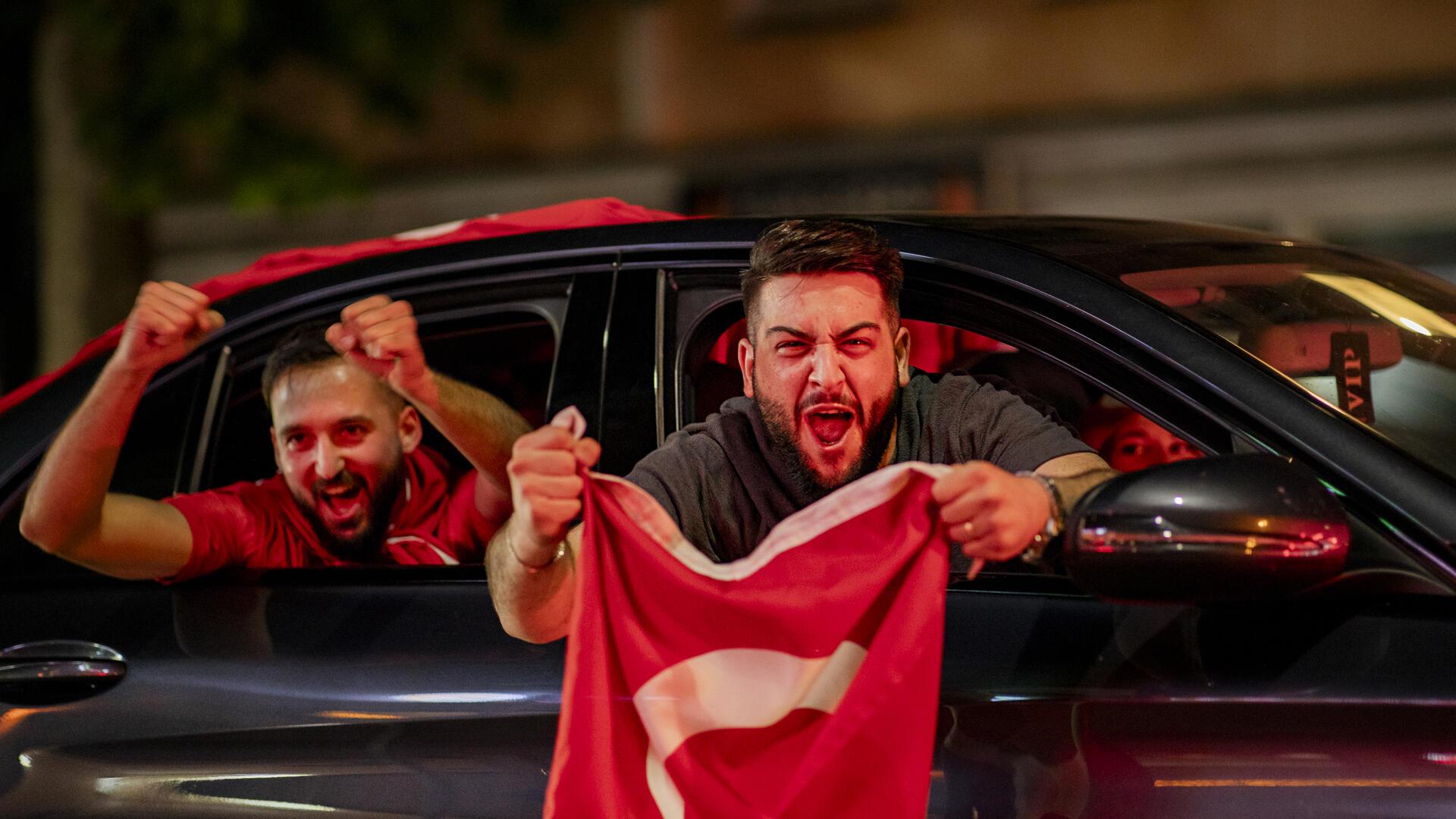 Türkische Fans haben nach dem Sieg am 26.6. in Bremerhaven mit einem Autokorso für Aufsehen gesorgtt