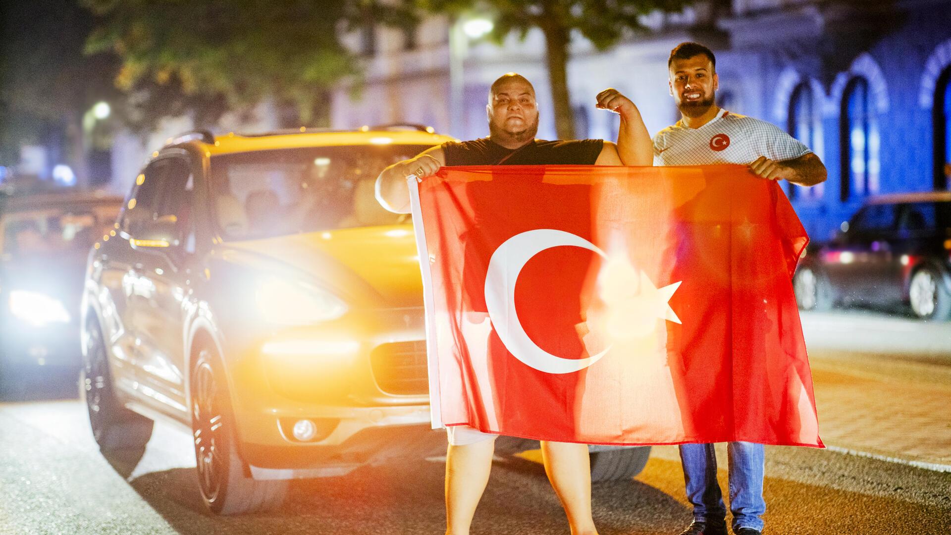 Türkische Fans haben nach dem Sieg am 26.6. in Bremerhaven mit einem Autokorso für Aufsehen gesorgtt