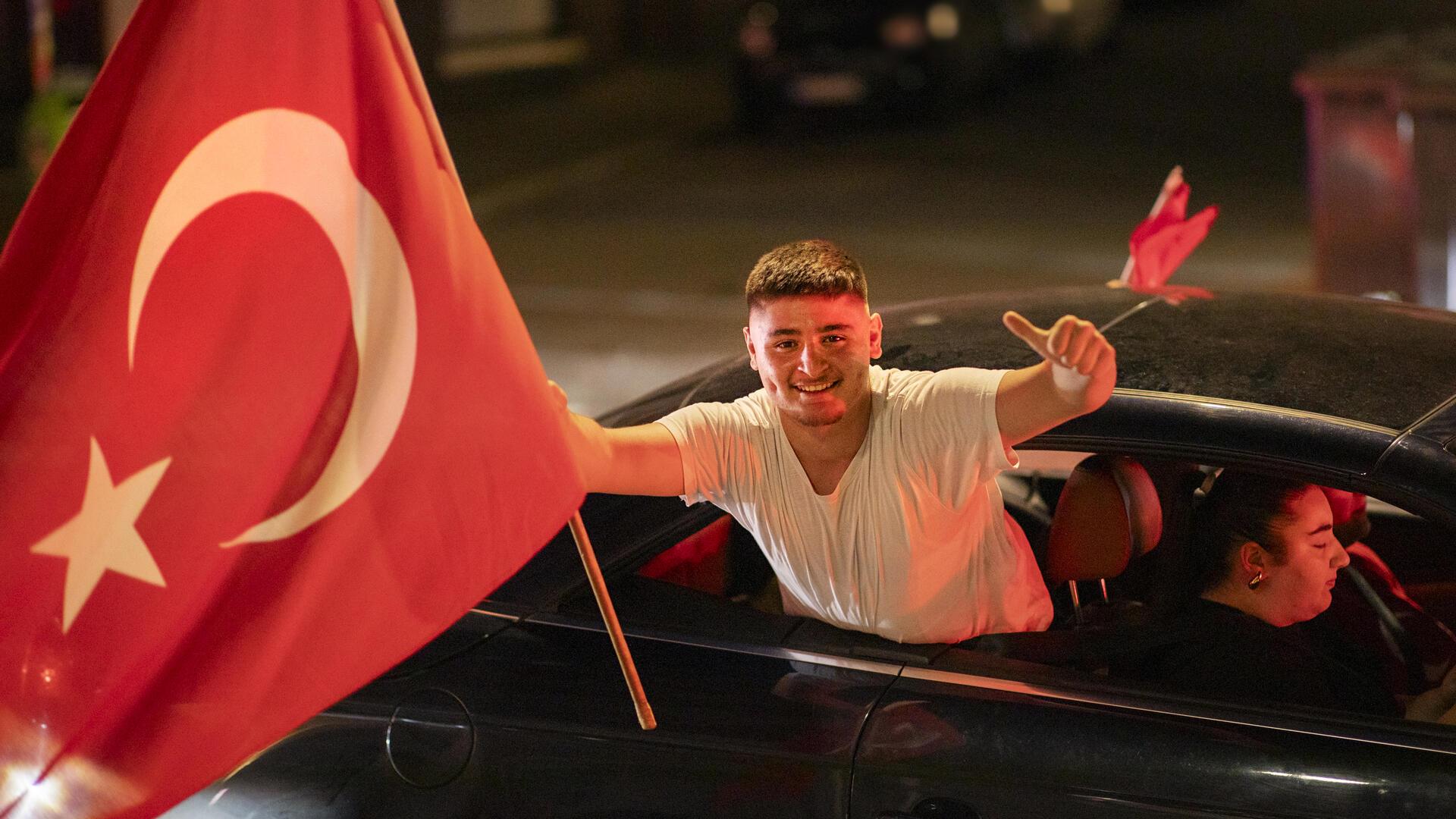 Türkische Fans haben nach dem Sieg am 26.6. in Bremerhaven mit einem Autokorso für Aufsehen gesorgtt