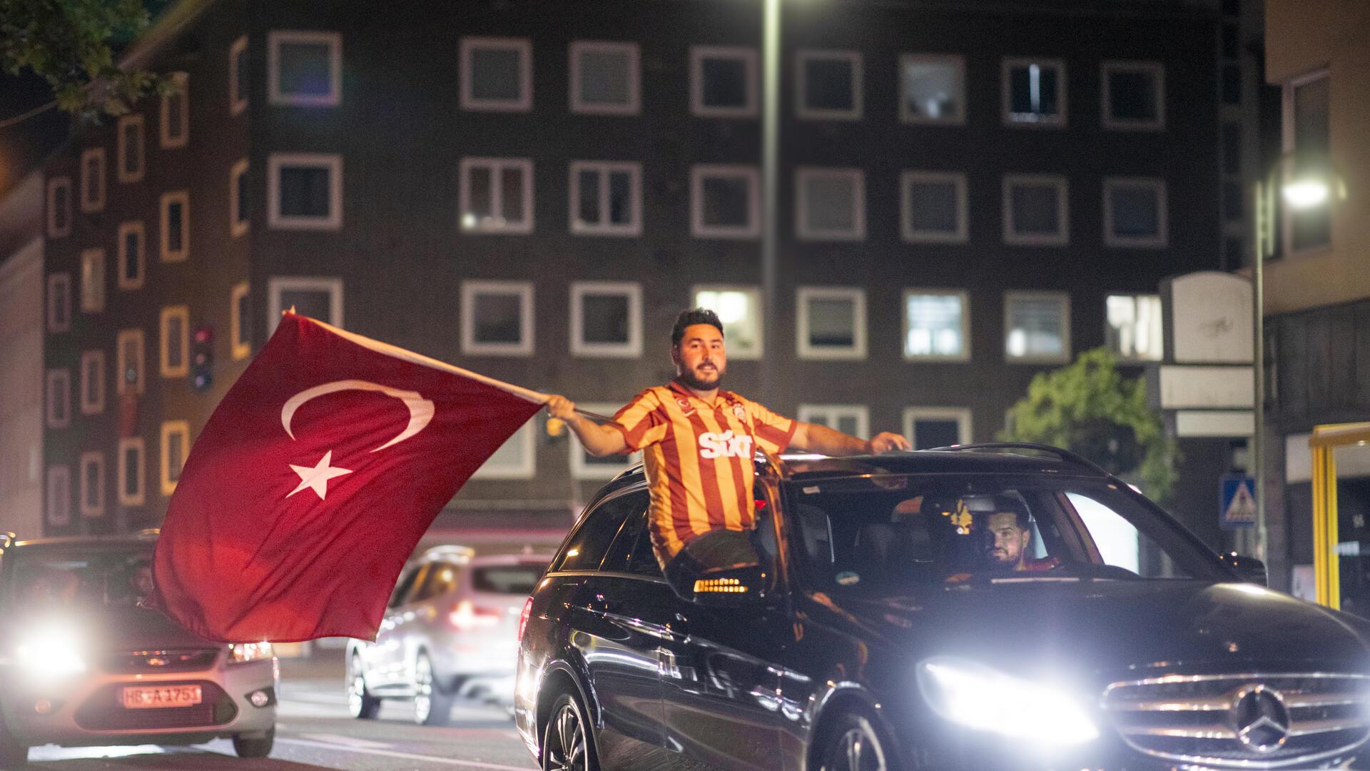 Türkische Fans haben nach dem Sieg am 26.6. in Bremerhaven mit einem Autokorso für Aufsehen gesorgtt