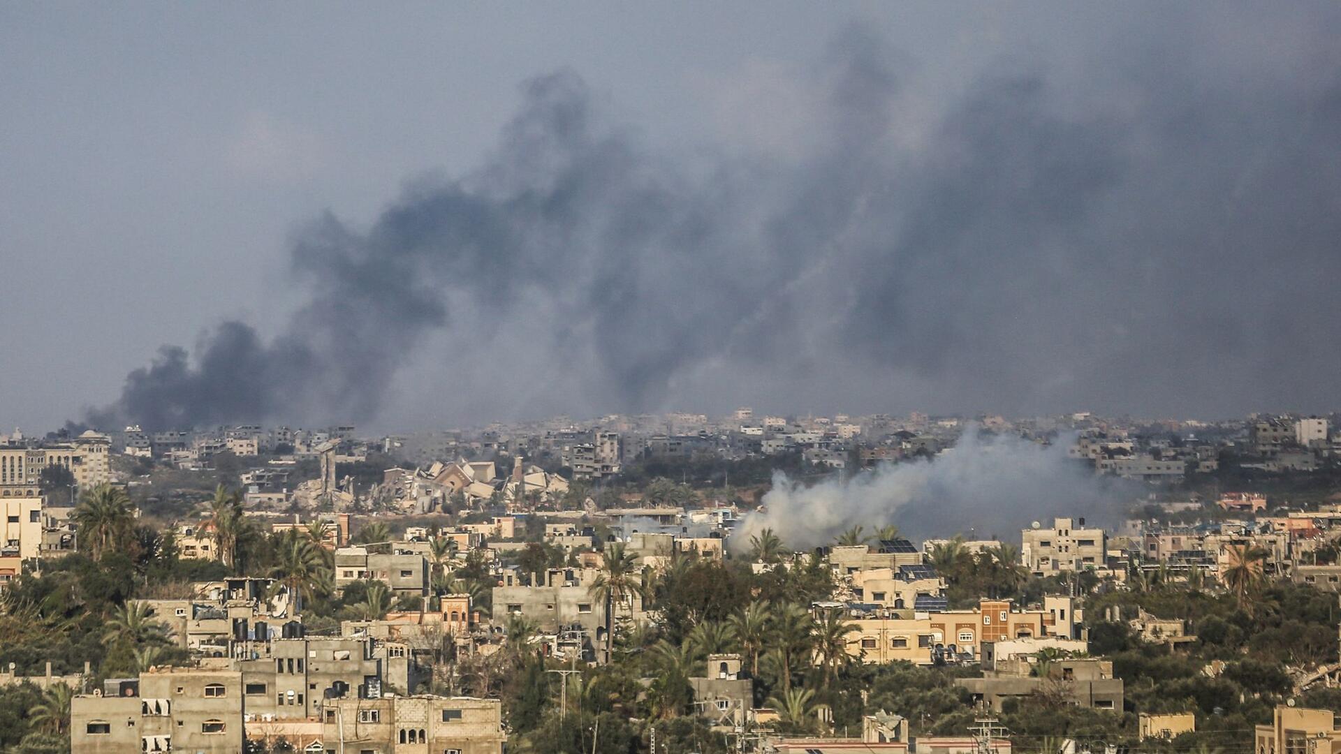 Über Gaza-Stadt steigt dichter Rauch infolge von israelischen Angriffen auf.