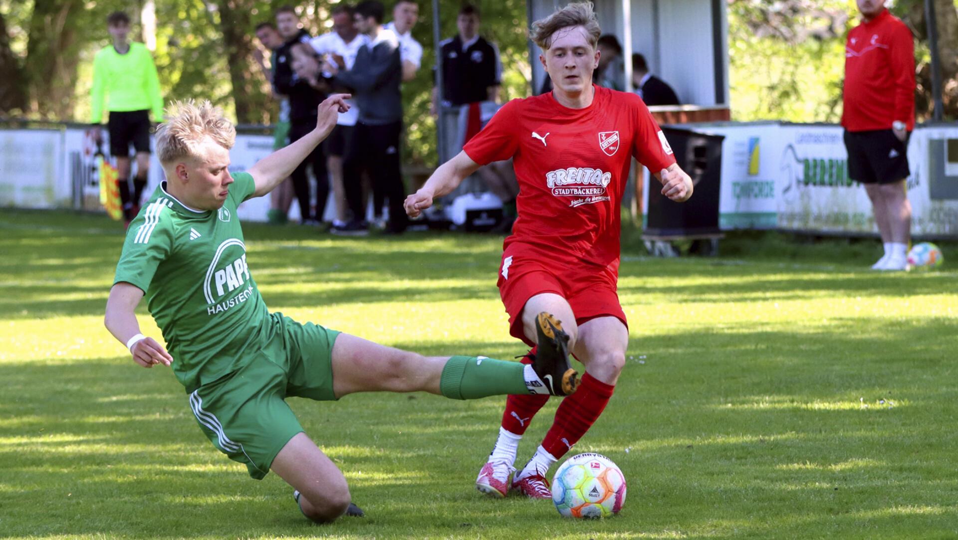 Über den Kampf zum Spiel zu finden, ist sicher eine Option - wie es hier Anderlingens Allrounder Ole Lemmermann (links) mit einer Grätsche demonstriert.