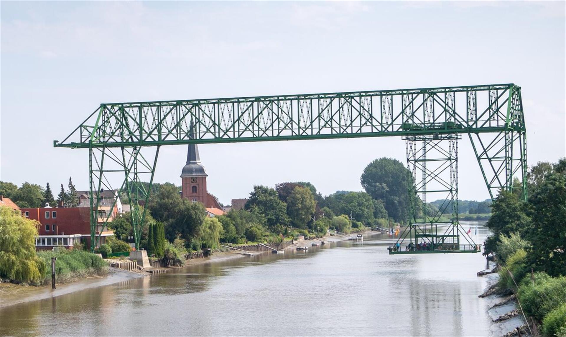 eine Metallbrücke über einen Fluss