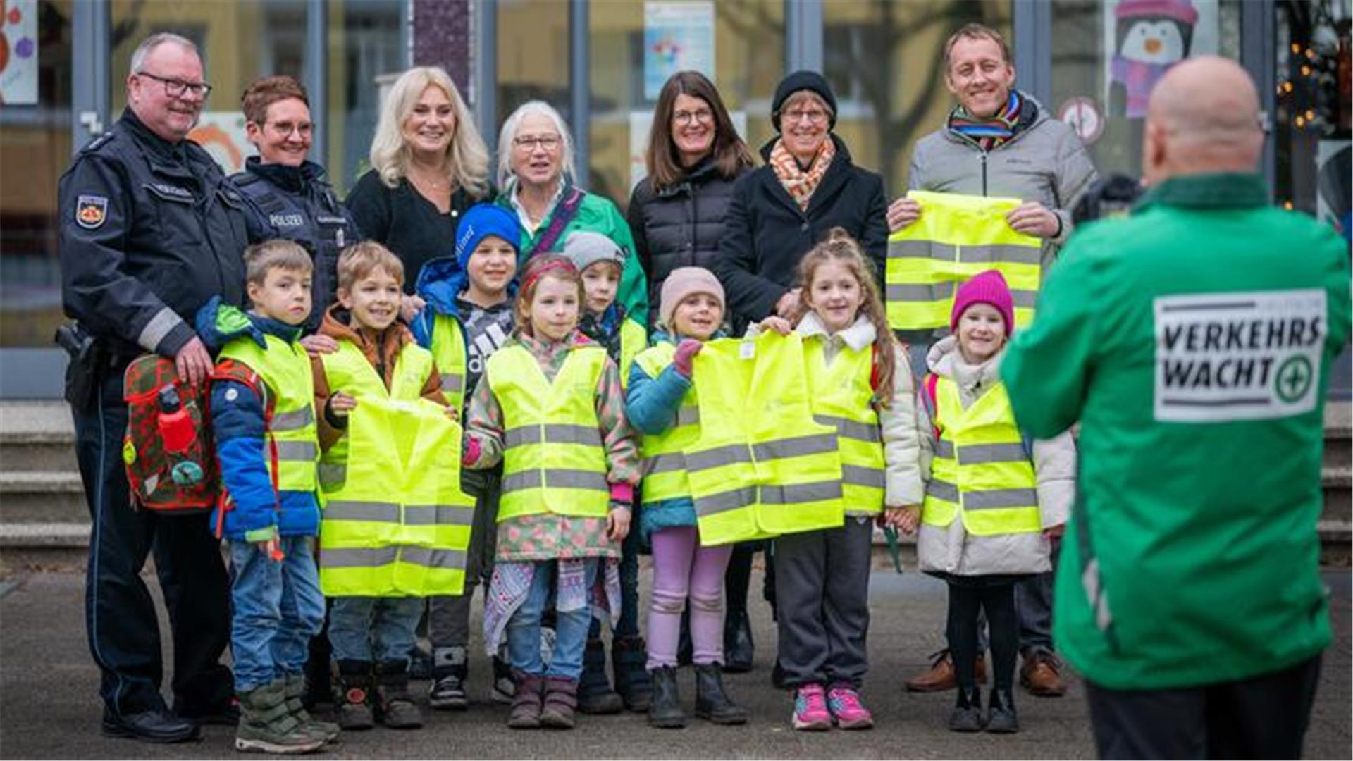 Übergabe von Warnwesten an die Schüler der Goetheschule in der Deichstraße.