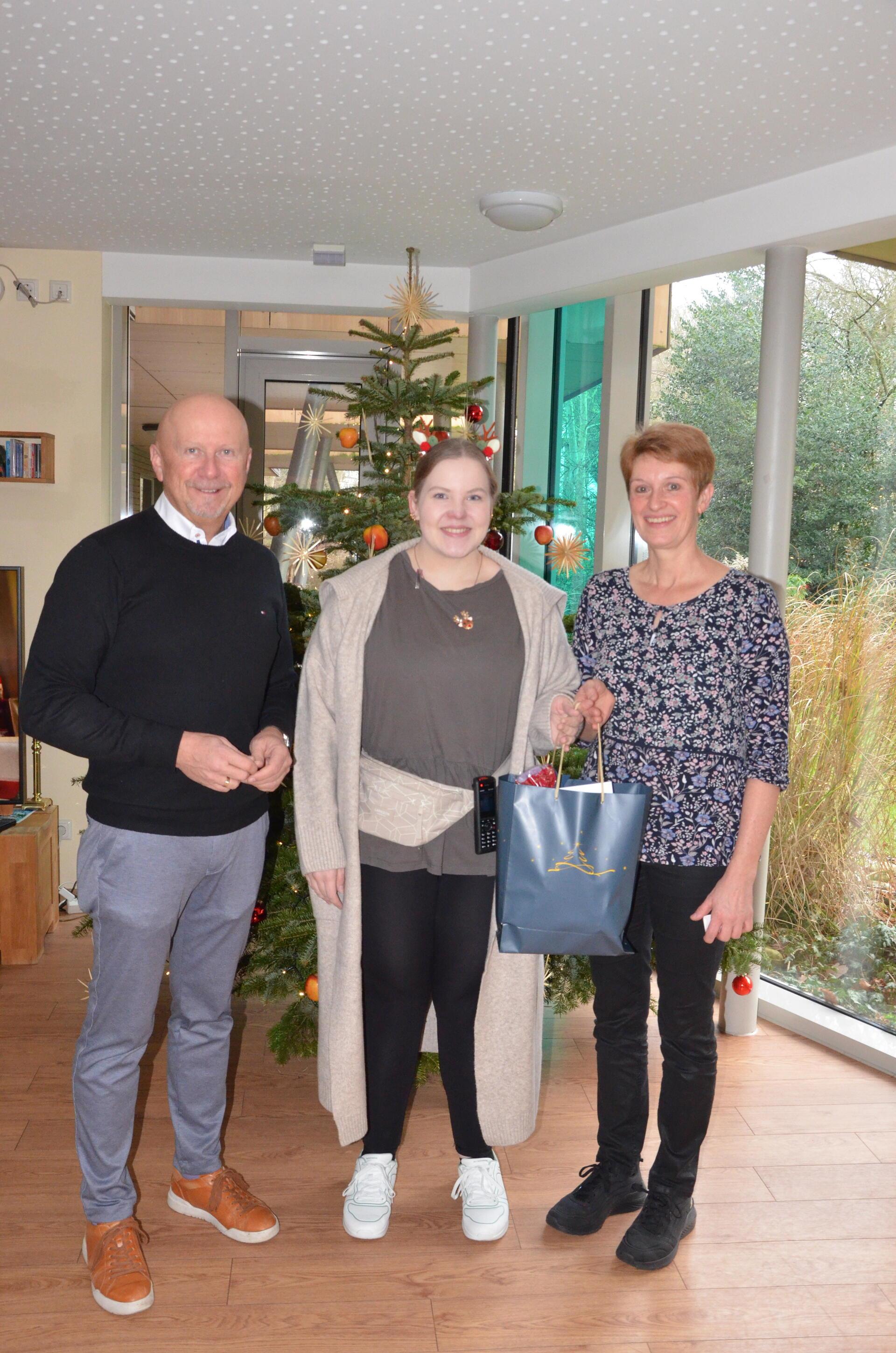 Überraschung an Heiligabend: Bürgermeister Michael Hannebacher überreichte an die Hospiz-Mitarbeiterinnen Femke Raatgever und Anja Nehring (rechts) ein Geschenk.