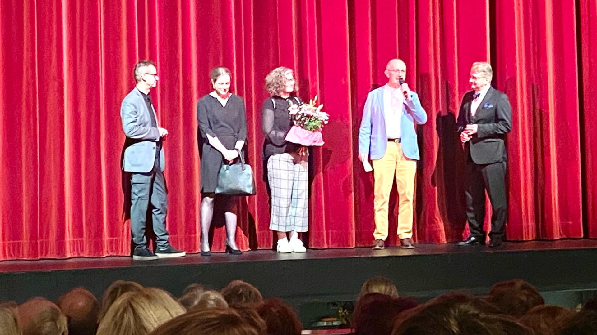 Überraschung vor der Ballett-Premiere am Großen Haus des Bremerhavener Stadttheaters: Intendant Lars Tietje (rechts) trat mit (von links) Kulturstadtrat Michael Frost, Verwaltungsleiterin Franziska Grevesmühl-von Macard und Theaterpädagogin Bianca Sue Henne vor den Vorhang, weil der einstige Volksbühnen-Vorstand Claus Uhde die 21.000 Euro Spende der aufgelösten Volksbühne überreichte.