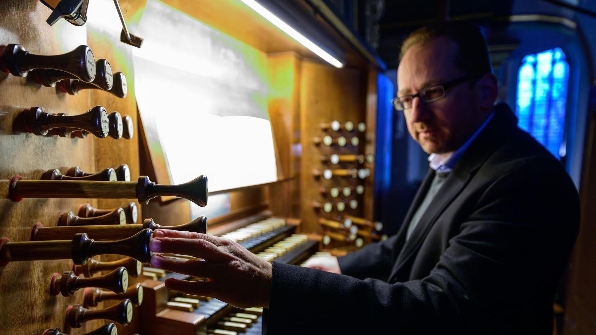 Ulf Wellner, Kirchenmusikdirektor, spielt in der St. Johannis Kirche an einer Orgel von 1553.