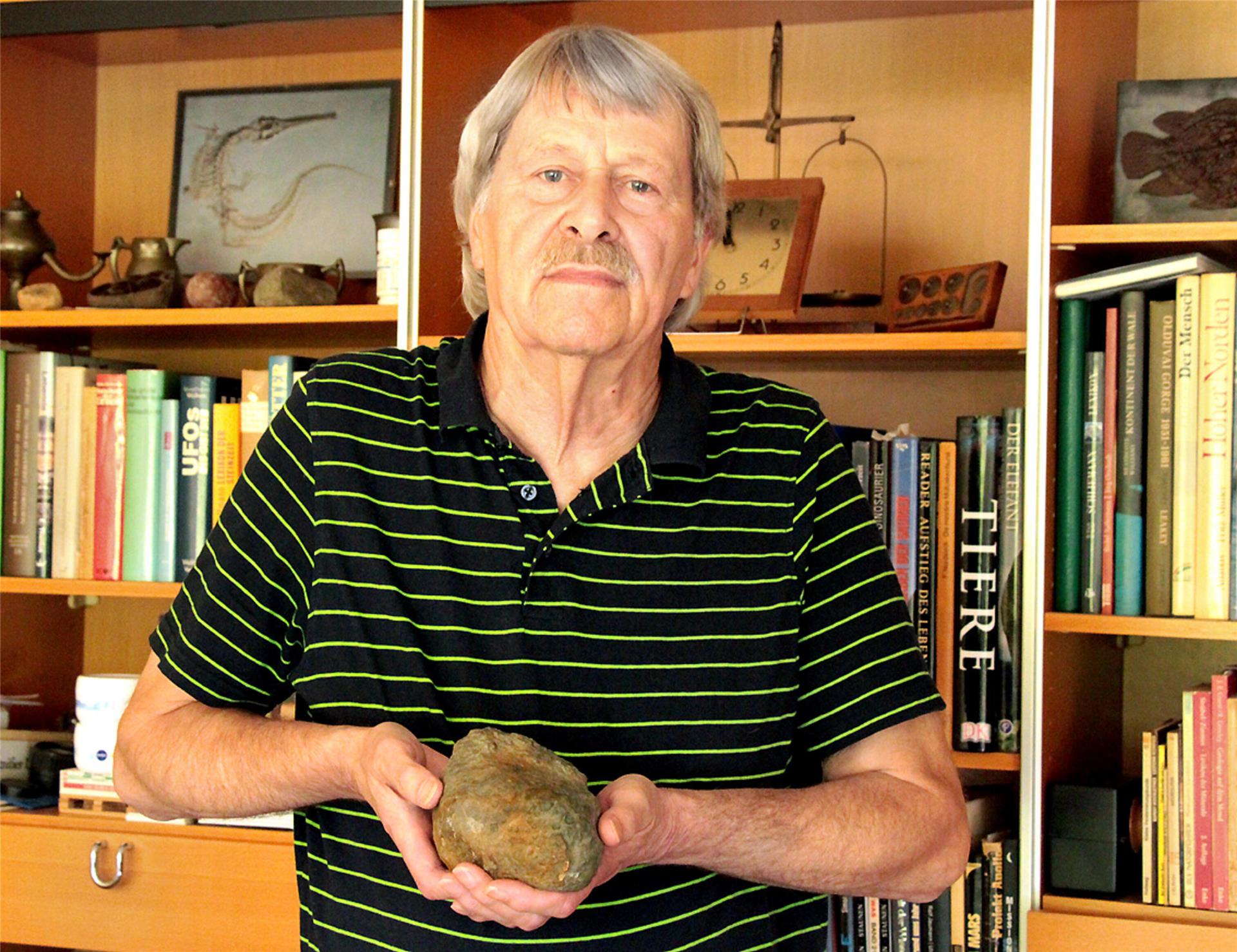 Ulrich Schliemann mit einem Marsbasalt.