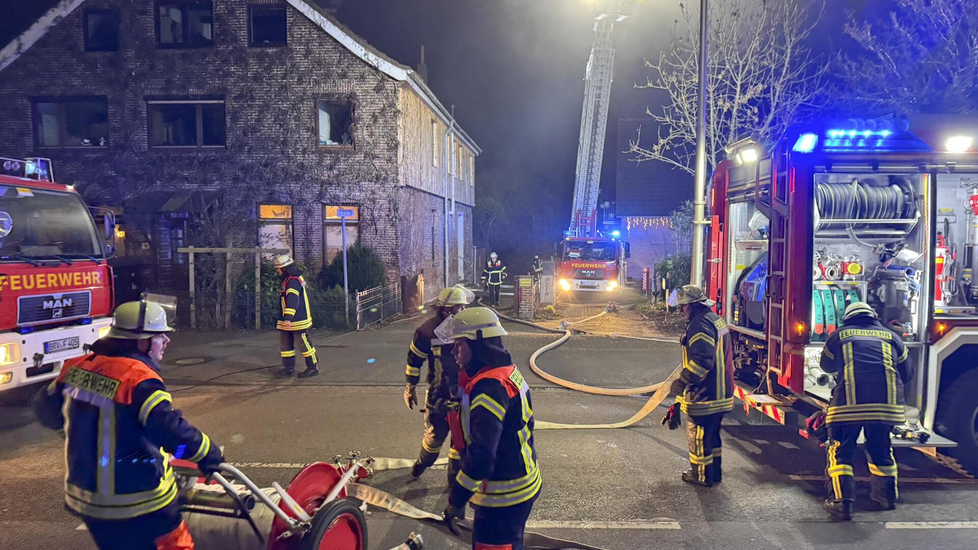 Um 21.20 Uhr alarmierte die Einsatzleitstelle in Zeven die Bremervörder und Hesedorfer Feuerwehr zum Brand an einem Mehrfamilienhaus in der Stader Straße.