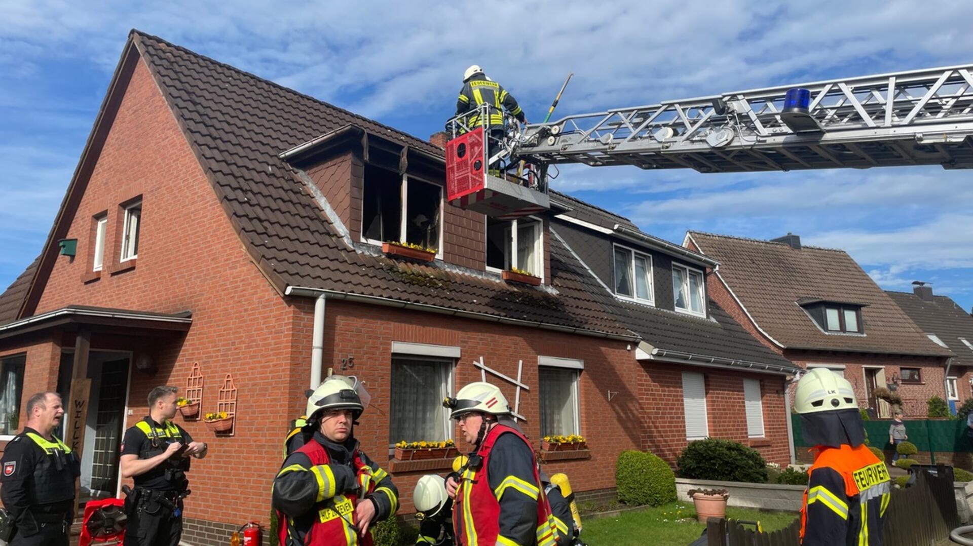 Um an den Brandherd im Obergeschoss des Hauses zu gelangen, musste die Feuerwehr eine Drehleiter einsetzen.