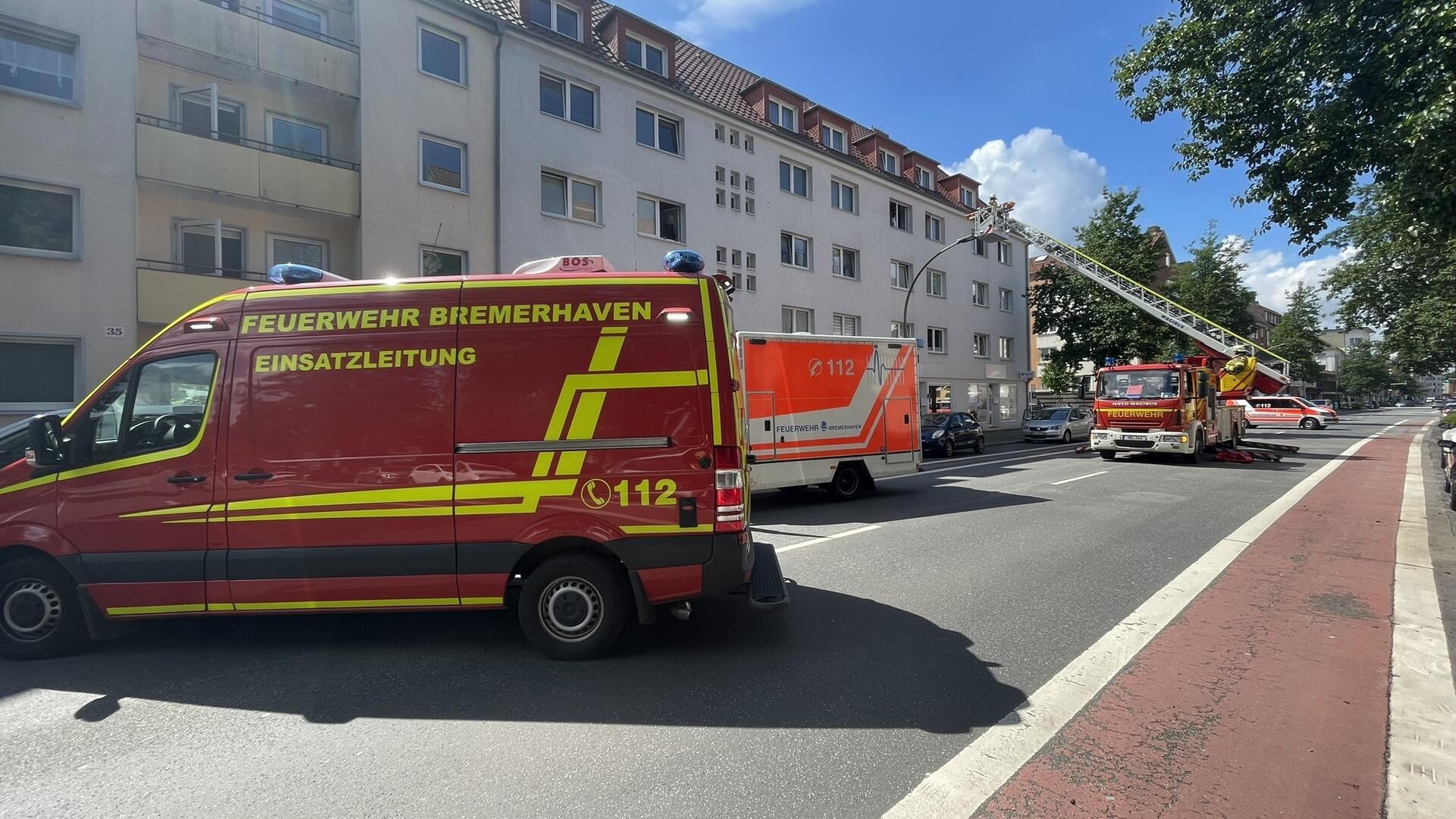 Um die Drehleiter in Stellung bringen zu können, musste die Straße vorübergehend voll gesperrt werden.