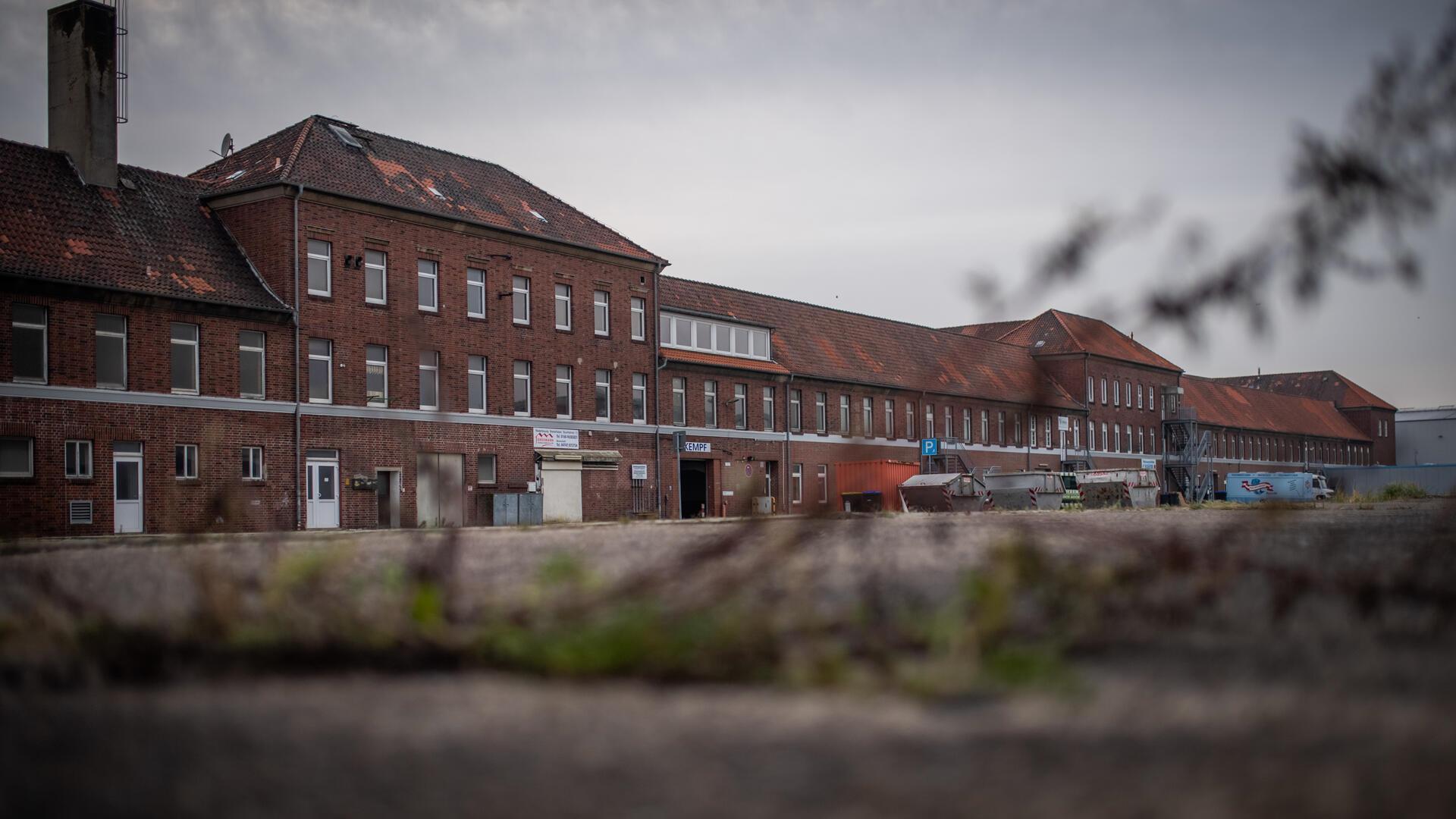 Langes Gebäude aus roten Ziegeln