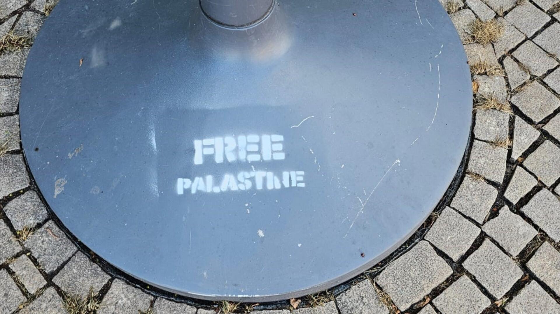 „Free Palastine“ steht auf dem Fuß des Chanukka-Leuchters.