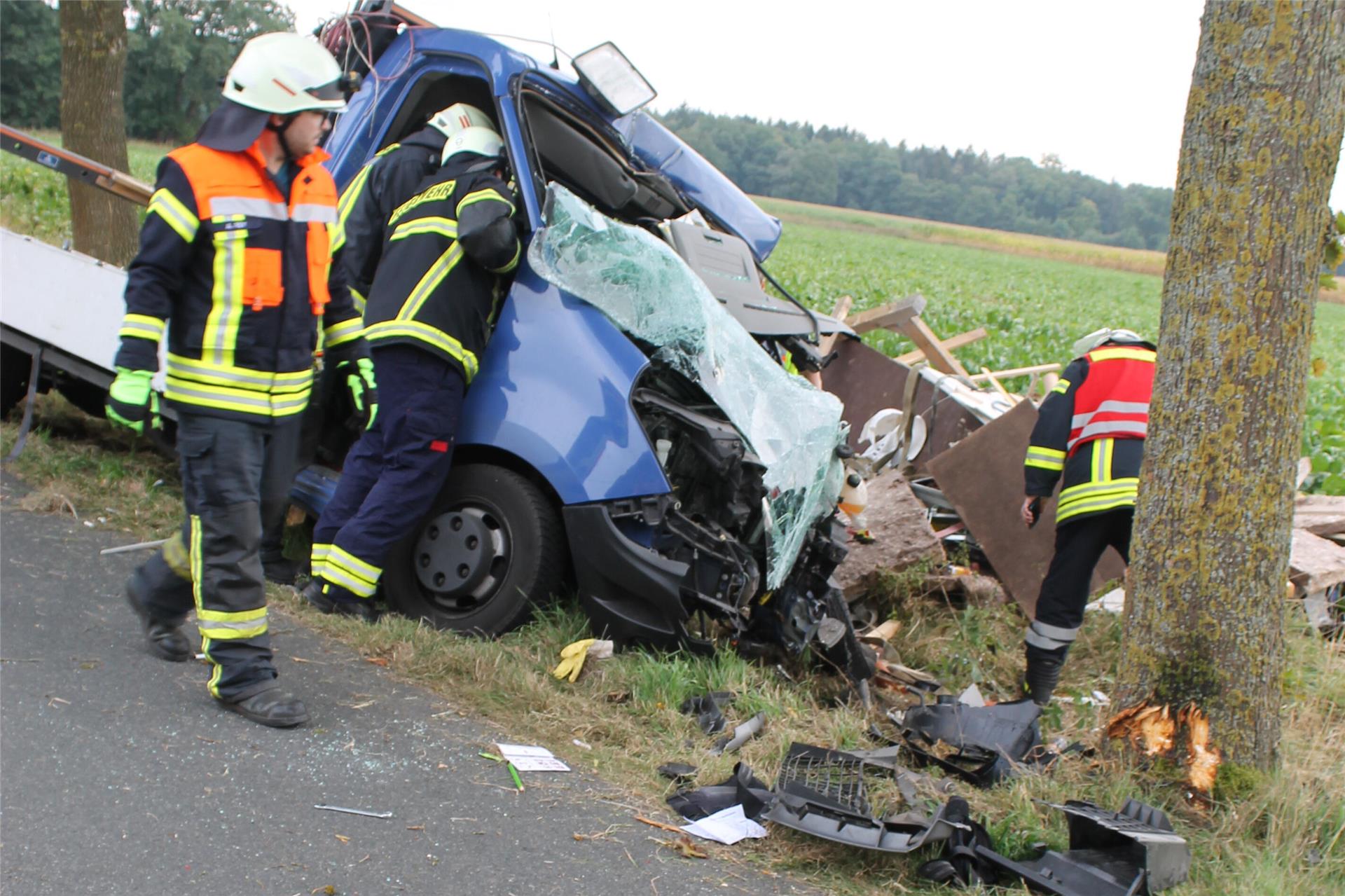 Unfall Auto Baum Feuerwehr