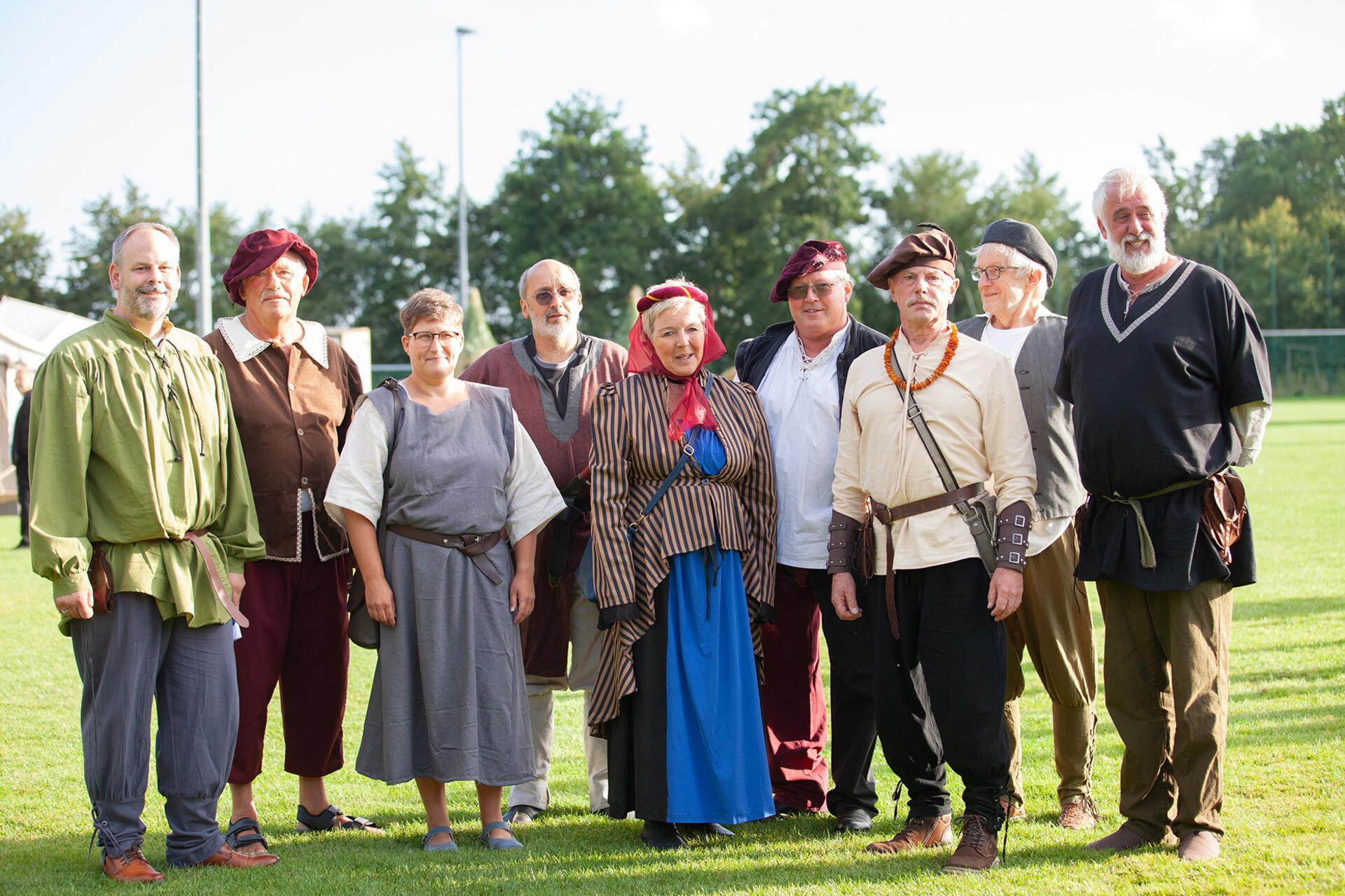 Ungewöhnlicher Anblick: Passend zum historischen Fest haben sich Gemeindebürgermeister Jörg-Andreas Sagemühl (links) sowie Ortsbürgermeister und Ortsvorsteher aus der Gemeinde Wurster Nordseeküste in Schale geworfen.