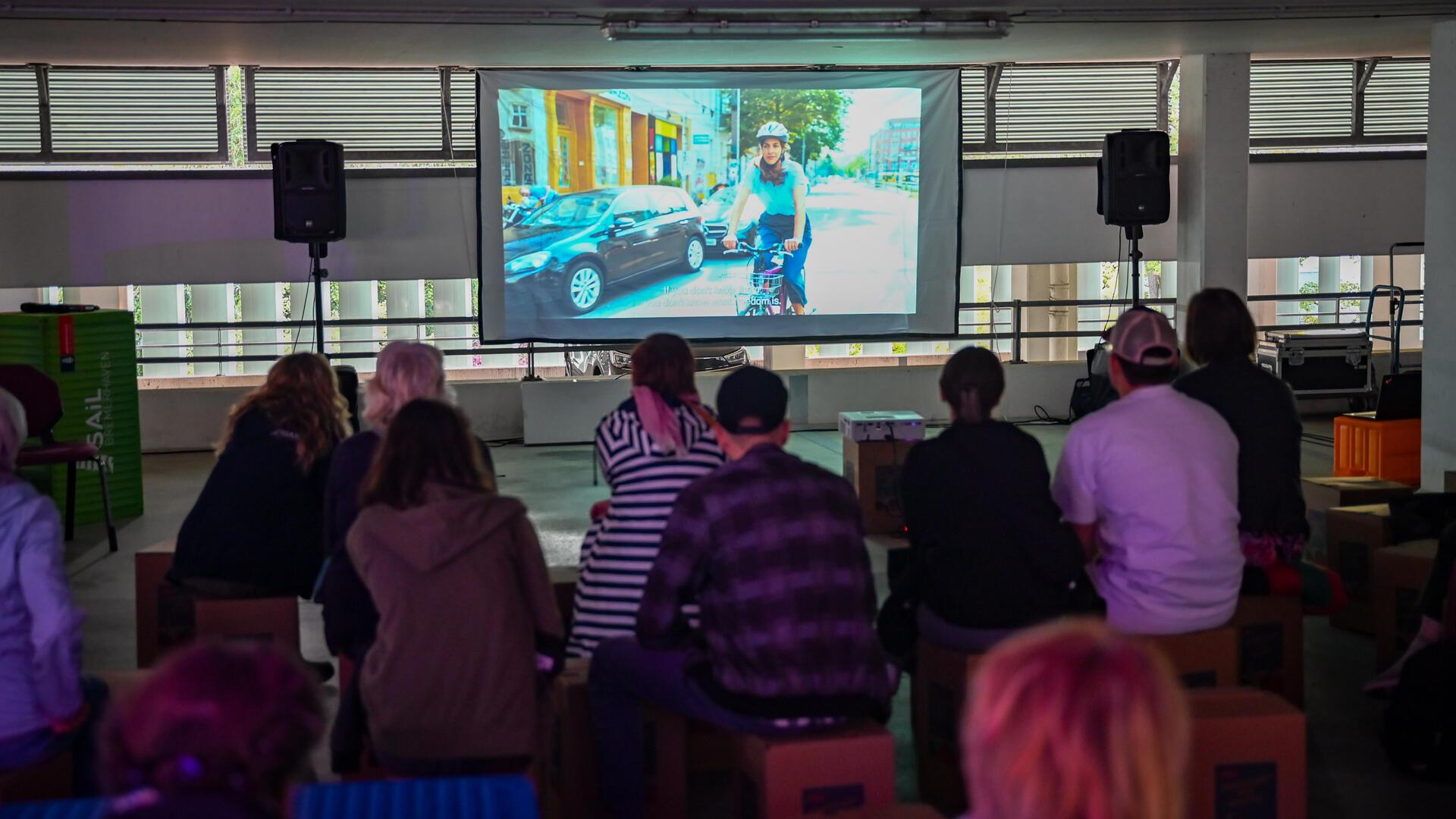 Ungewohnter Austragungsort: In der europäischen Mobilitätswoche wurde der Dokumentarfilm „A Human Ride“ im Parkhaus City-Nord (Rampenstraße) gezeigt.