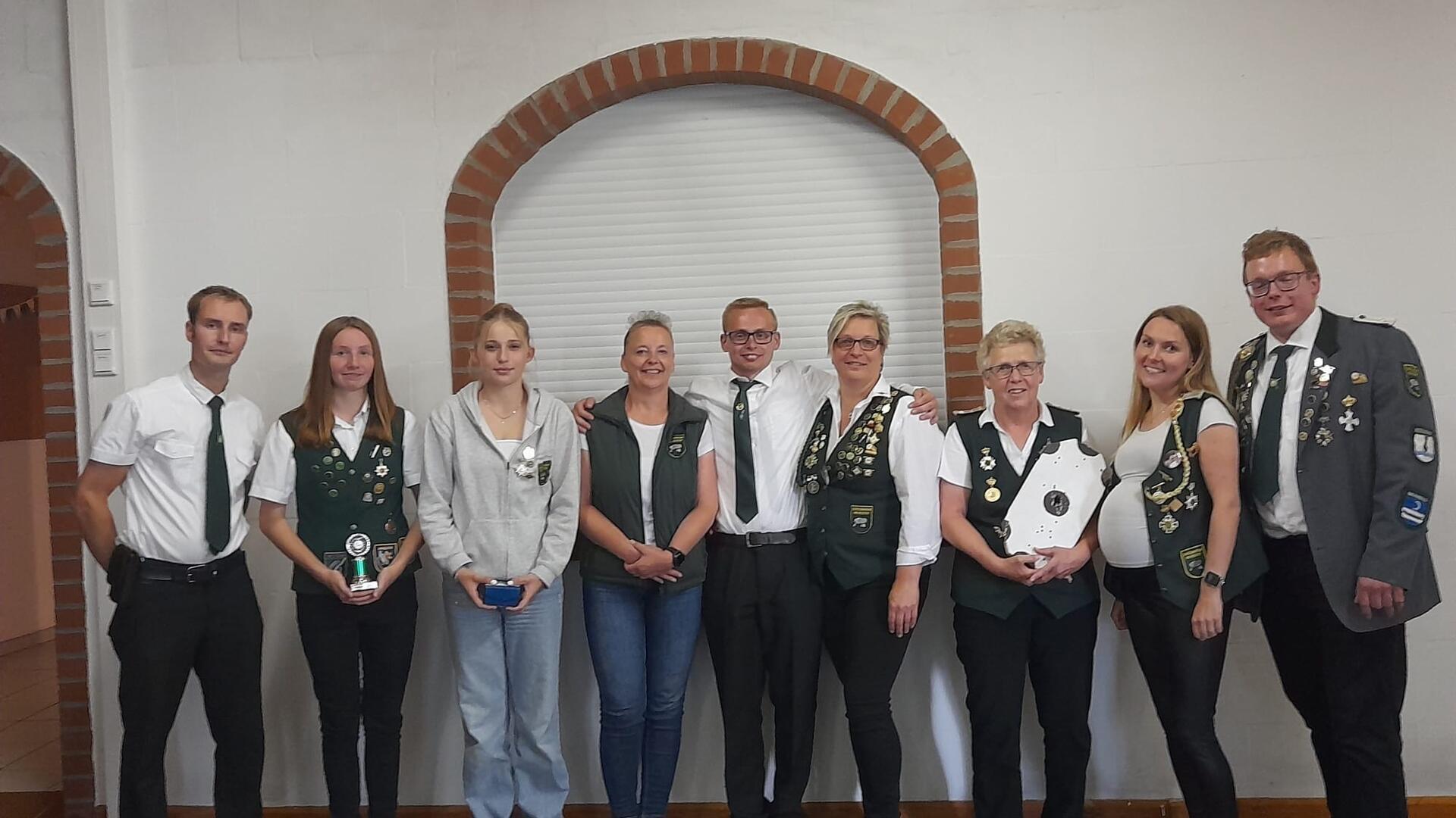 Unser Foto zeigt links den 2. Vorsitzenden Daniel Stemmermann mit den erfolgreichen Schützinnen und Schützen des Herbstschützenfestes.