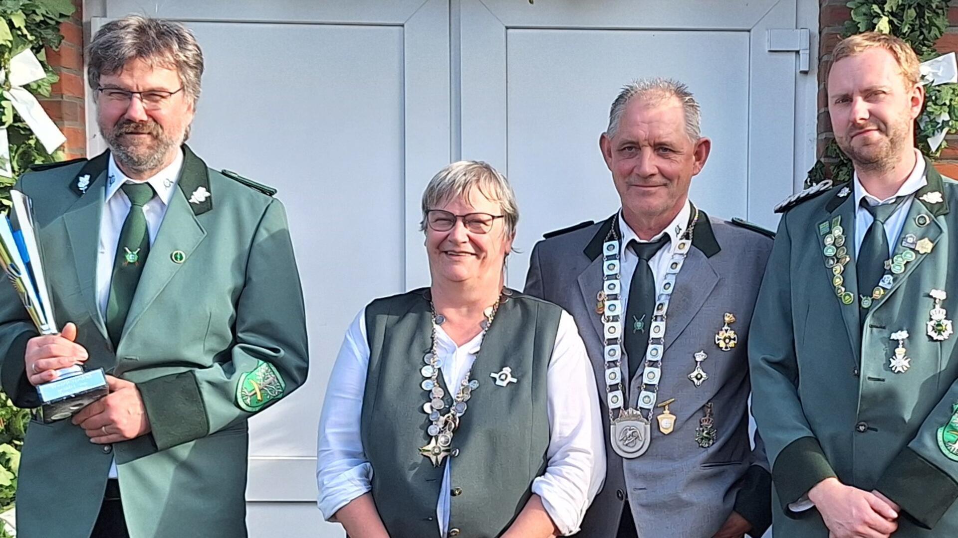 Unser Foto zeigt von links: Axel Völling, Vizekönigin Silke Hüllen, König Michael Trenke und Präsident Stefan Völling