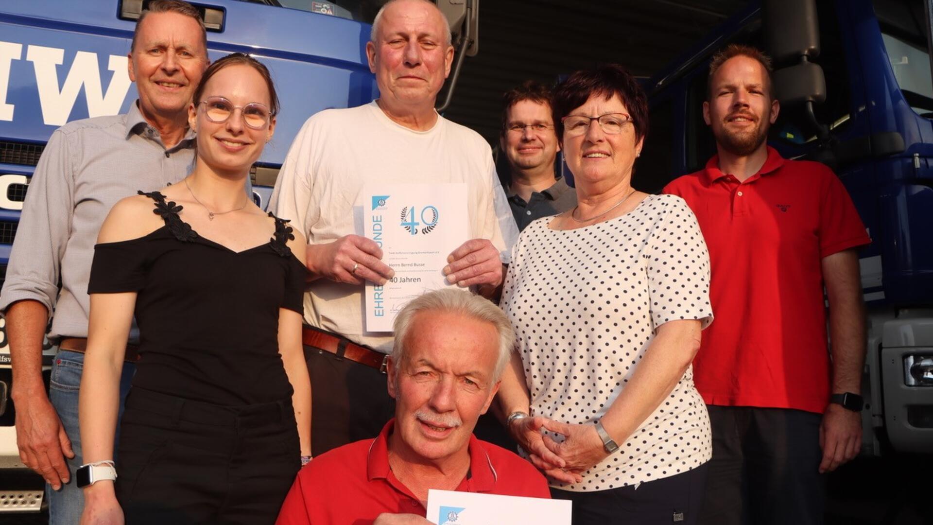 Unser Foto zeigt (von links) Dr. Olaf May (Vorsitzender), Ann-Kathrin Tiedemann Schatzmeisterin), die Jubilare Bernd Busse, Karl-Heinz Helsberg, Nils Rupiega und Annemarie Böhm sowie Patrick Hagner (2. Vorsitzender)