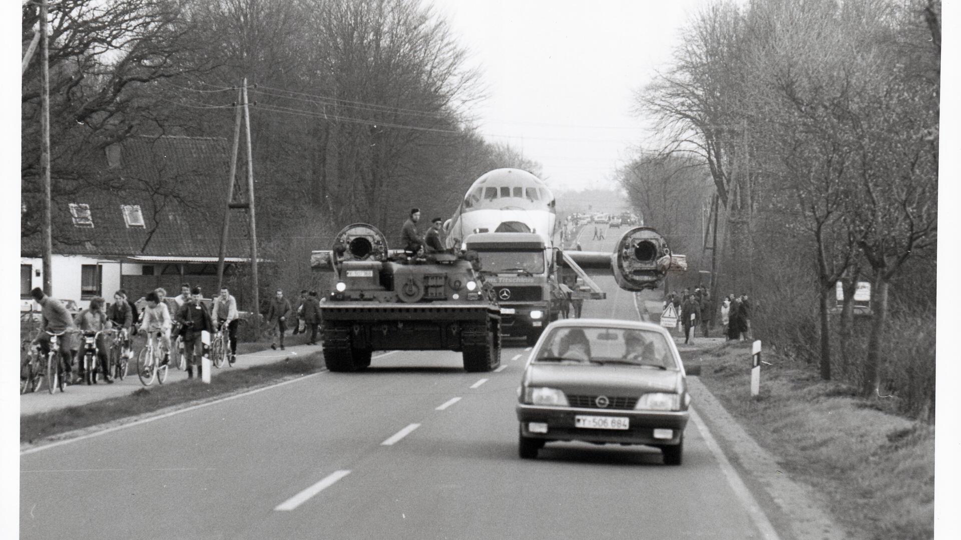 Unter großem Aufsehen wurde der Rumpf der notgelandeten Breguet Atlantic über die B 6 zum Flugplatz zurückgebracht.