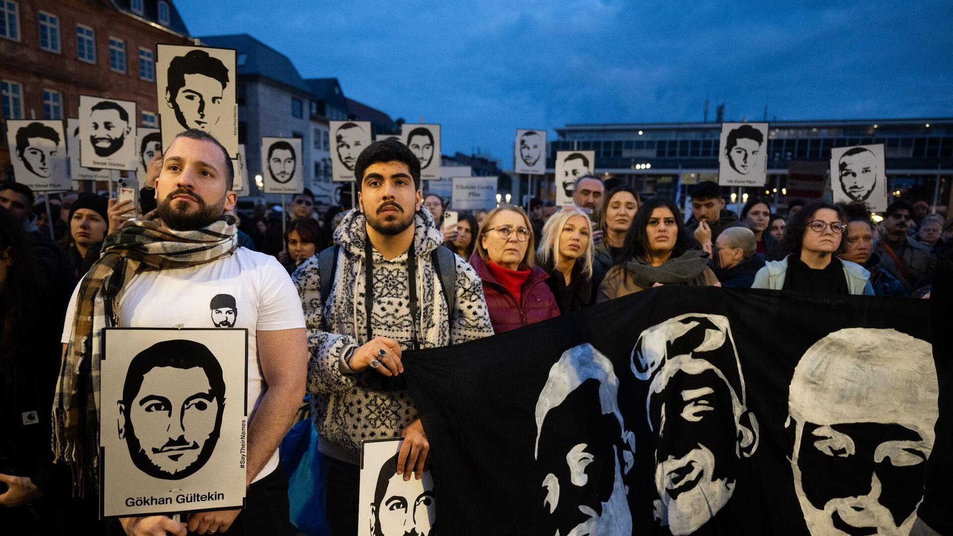 Unvergessen: Anlässlich des vierten Jahrestages des rassistischen Anschlags von Hanau versammeln sich mehrere tausend Menschen auf dem Marktplatz der Stadt.