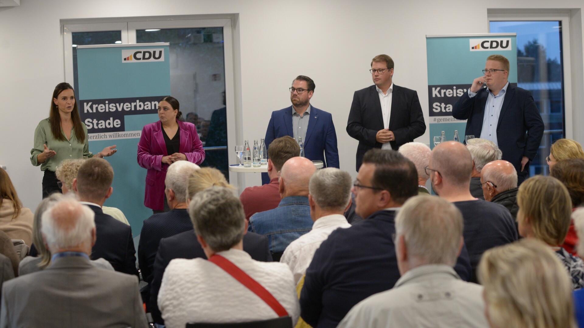 Vanessa-Kim Zobel spricht vor 80 Zuhörern im Havenhostel in Stade. Sabrina Klapper, der Stader CDU-Chef und Moderator Arne Kramer, Alexander Krause und Nico Burfeind (von links) hören zu.