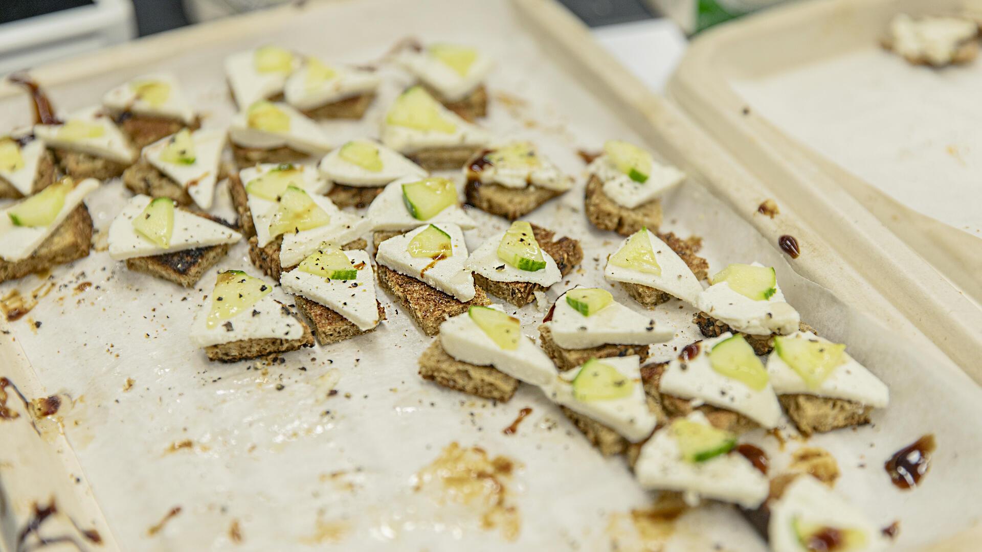 Veganer Käse aus Cashews in verschiedenen Sorten. Wir haben es probiert und es schmeckt fantastisch.