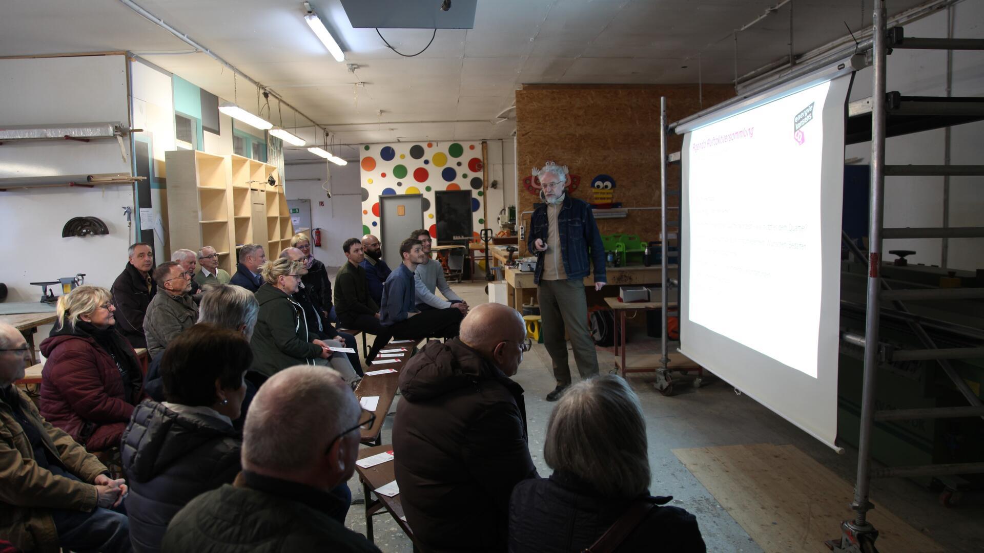 Veranstaltung von der Agentur Energiekonsens im Förderwerk Bremerhaven. Die Anwohner folgen den Ausführungen von Ralf Manke von Baubecon.