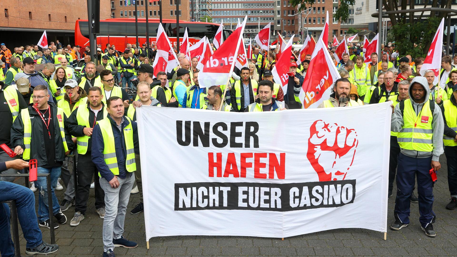 Verdi hatte die Seehafen-Beschäftigten aus mehreren Städten in dieser Woche zu einer zentralen Streikdemonstration in Hamburg aufgerufen.