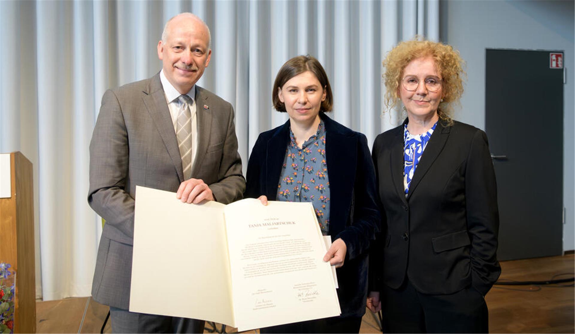 Verleihung des Jeanette-Schocken-Preises: Stadtverordnetenvorsteher Torsten von Haaren übergibt Schriftstellerin Tanja Maljartschuk (Mitte) die Urkunde und Dr. Beate Porombka, Vorsitzende des Schocken-Vereins, das Preisgeld.