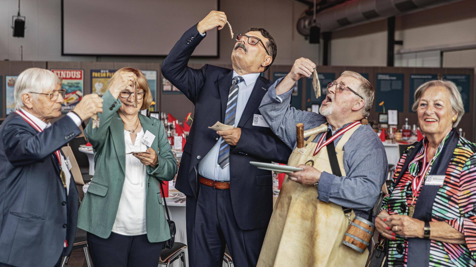 Verleihung des Matjes-Ordens (von links): Ordenspräsident Rolf Mrotzek, Monika Prey, Alfred Prey, „Salzer“ Gerd Blancke und Vizepräsidentin Barbara Riechers-Kuhlmann. 