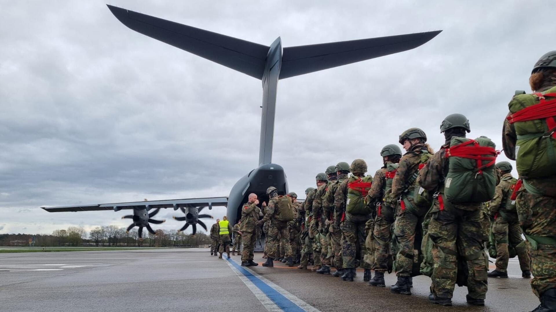 Verringerte Sinkgeschwindigkeit und bessere Steuerfähigkeit zeichnen einen neuen Fallschirm aus, den die Seedorfer Fallschirmjäger ausprobieren durften, hier vor dem Flugzeug auf dem Weg zum Sprung.