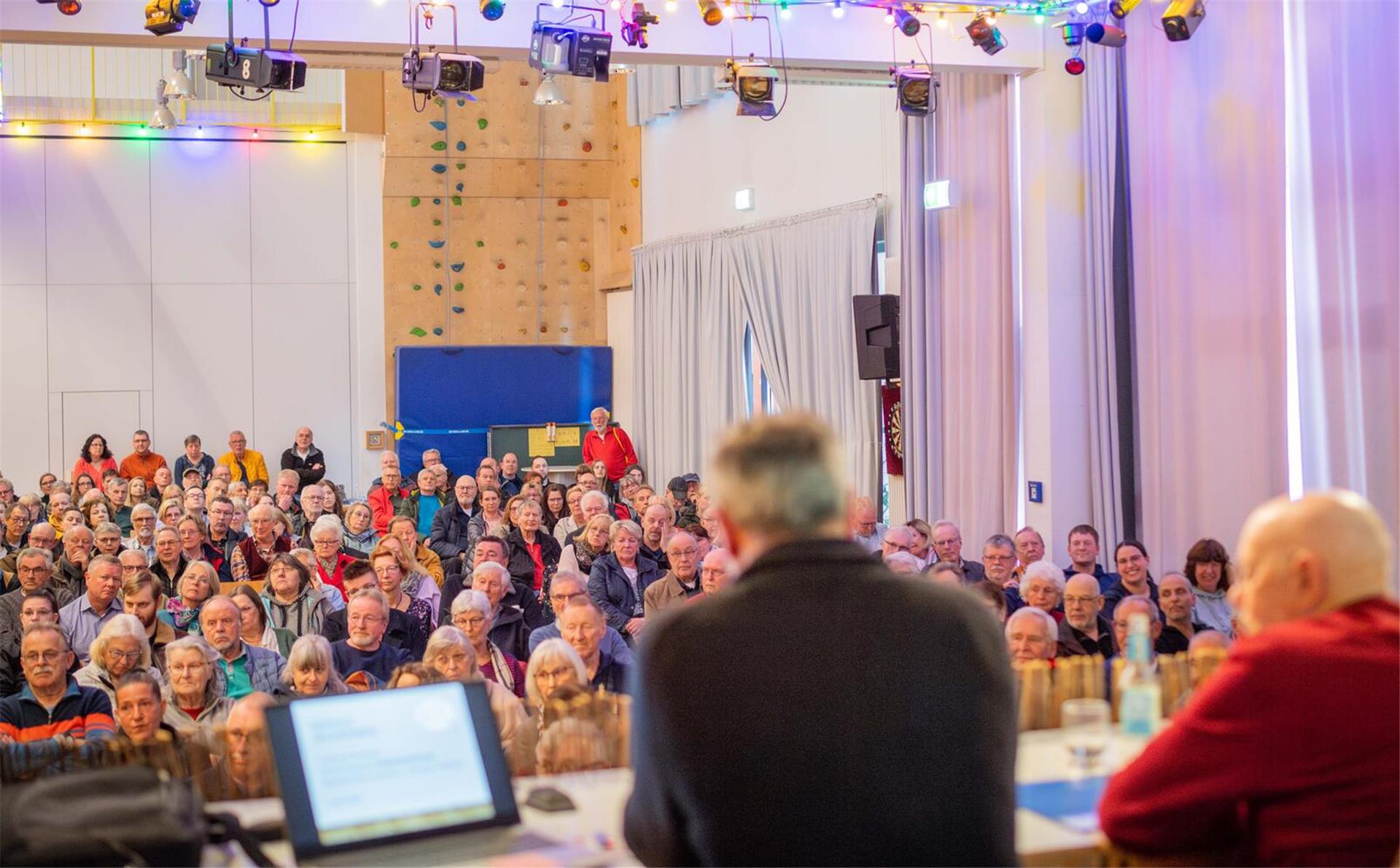 Versammlung der Stadtteilkonferenzen Geestemünde, Wulsdorf, Surheide und Grünhöfe. Bild: Mehr als 175 Gäste kamen zur Veranstaltung ins Dienstleistungszentrum nach Grünhöfe. 