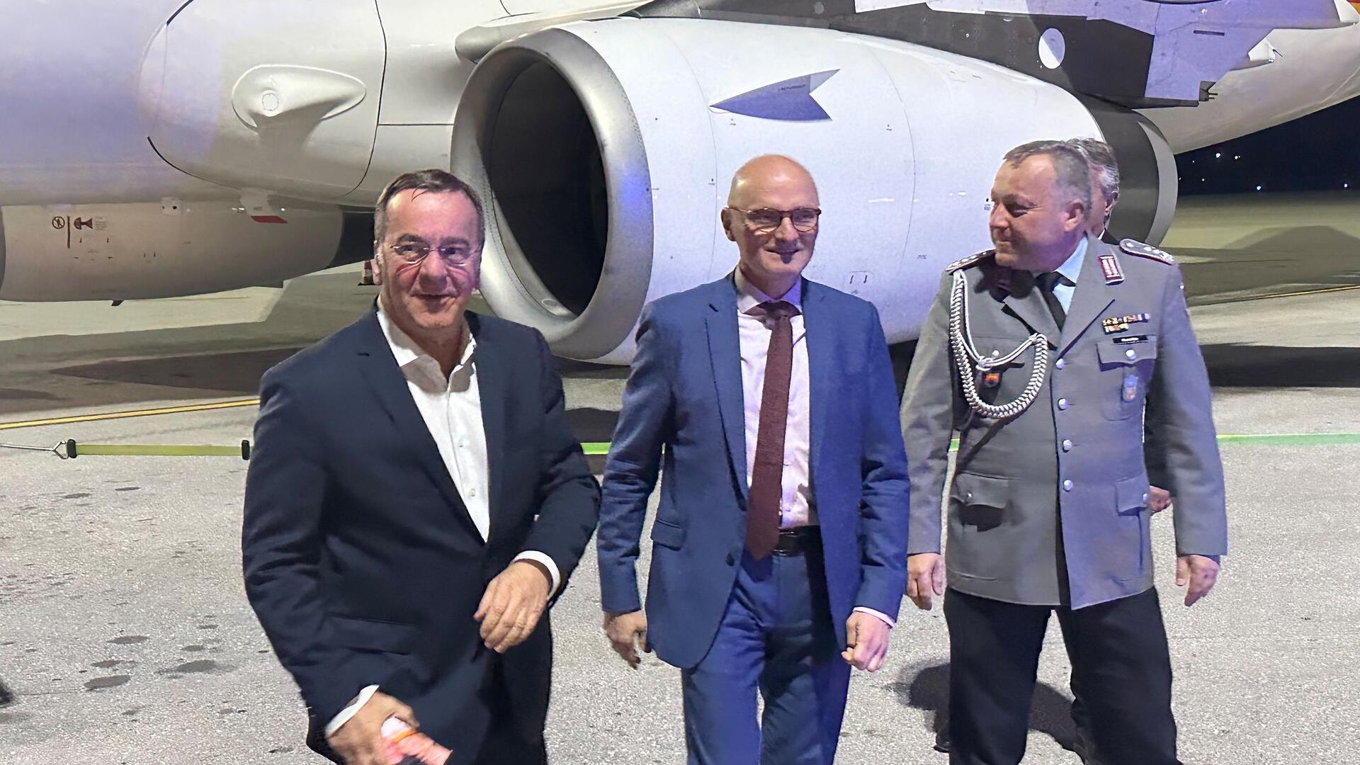 Verteidigungsminister Boris Pistorius (l, SPD) ist auf dem Flughafen Chania in auf der griechischen Insel Kreta angekommen.