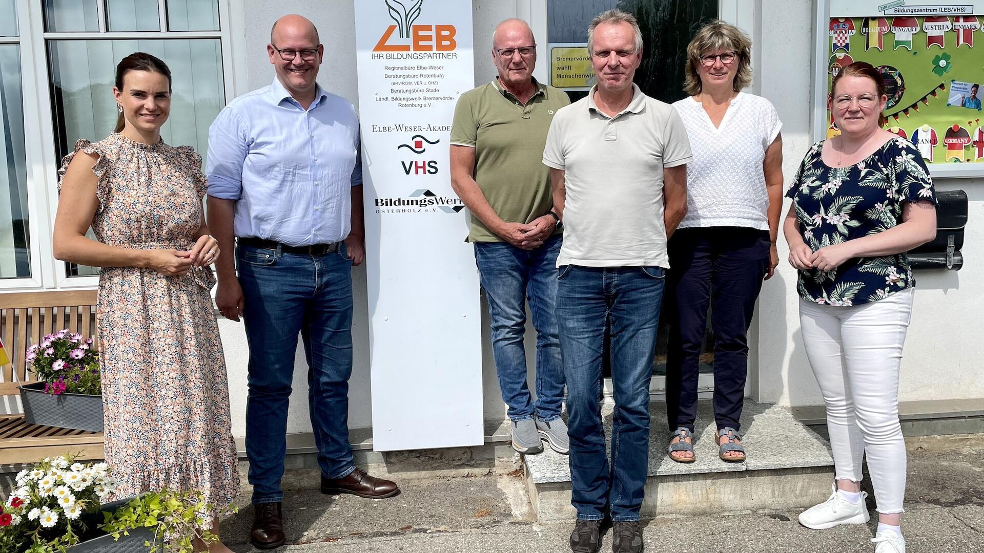 Vertreter der LEB und lokale Politiker waren kürzlich im Austausch mit dem Landtagsabgeordneten Marco Mohrmann über die Herausforderungen der Erwachsenenbildung in Bremervörde. Das Foto zeigt: Vanessa Zobel (von links), Marco Mohrmann, Eduard Gummich, Jörg Biehl, Frauke Bodey und Jennifer Quell.