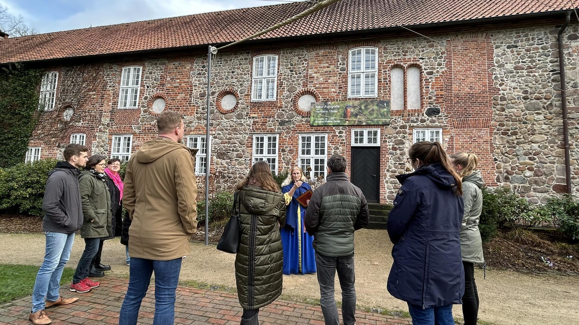 Vertreter mehrerer Städte im Förderprogramm „Resiliente Innenstadt“ trafen sich jetzt zum persönlichen Austausch in Zeven. Hier sind sie im Stadtpark mit dem Kloster im Hintergrund zu sehen,