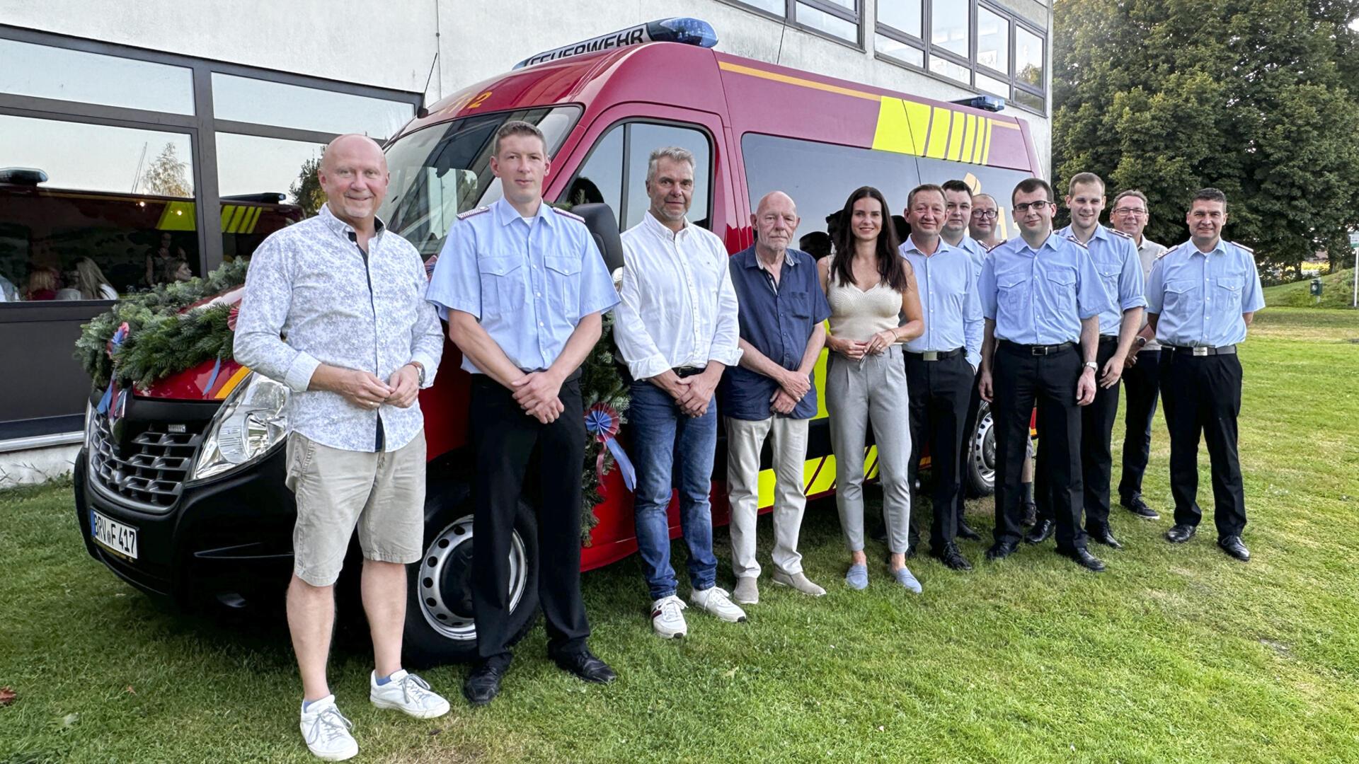 Vertreter von Verwaltung, Politik und Feuerwehr freuen sich über das nun offiziell übergebene Mannschaftstransportfahrzeug (MTF) der Ortsfeuerwehr Iselersheim.