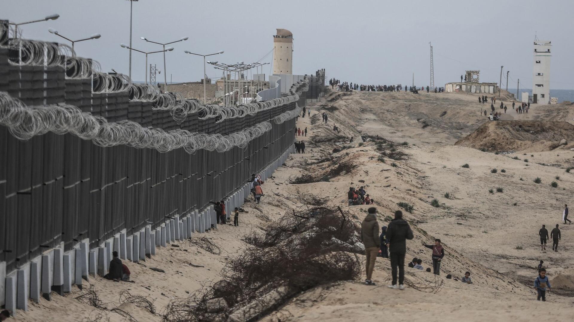 Vertriebene Palästinenser aus dem nördlichen Gazastreifen an der Mauer, die Ägypten und den Gazastreifen trennt.