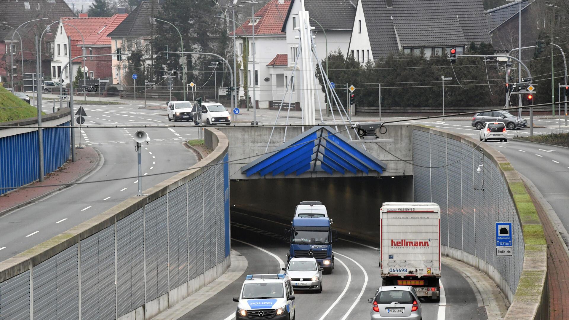 Einfahrt in den Tunnel.