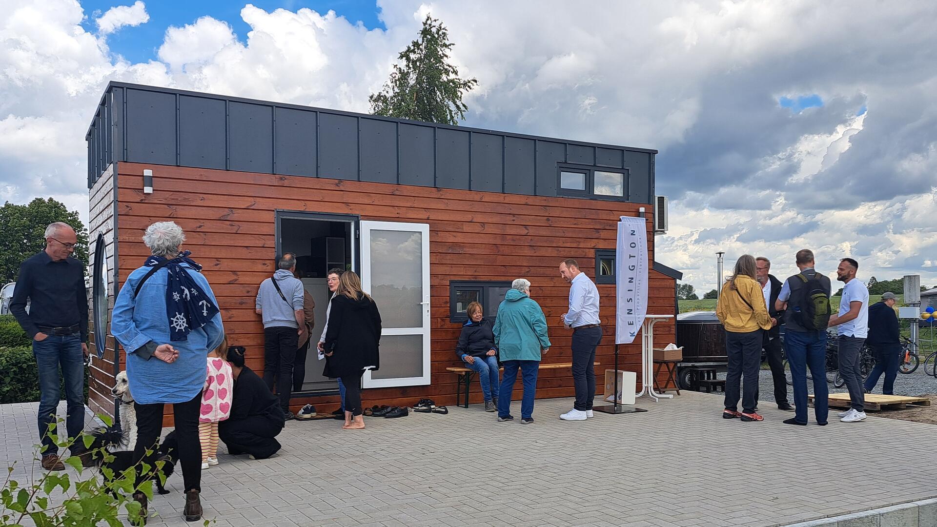 Viel Andrang beim Tag des offenen Tiny Houses auf dem Campingplatz Rechtenfleth. 
