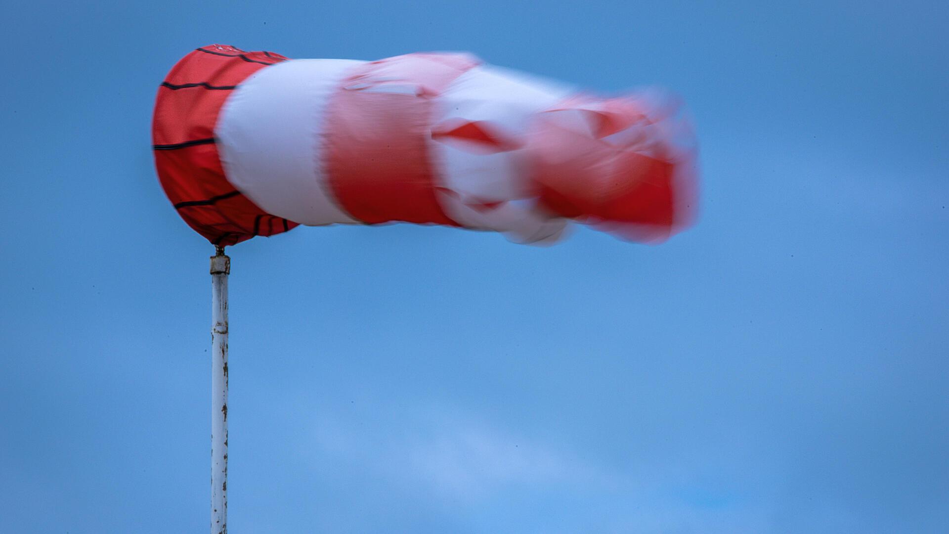 Viel Wind, wenig Schaden: Sturmtief „Wencke“, das in der Nacht zu Freitag über die Nordseeküste gezogen war, hat nur geringe Schäden verursacht.