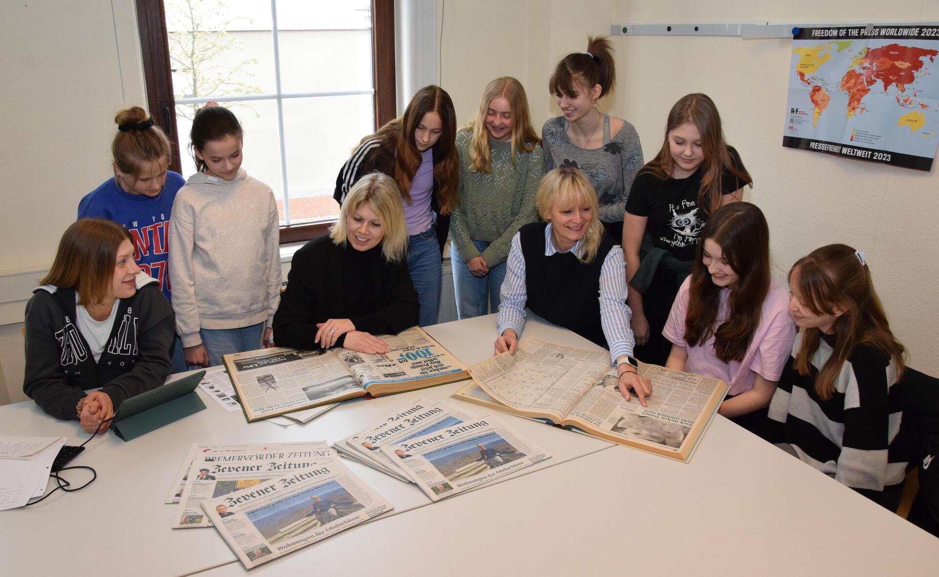 Viel los im Verlagshaus der Zevener Zeitung: Schülerinnen der umliegenden Schule...