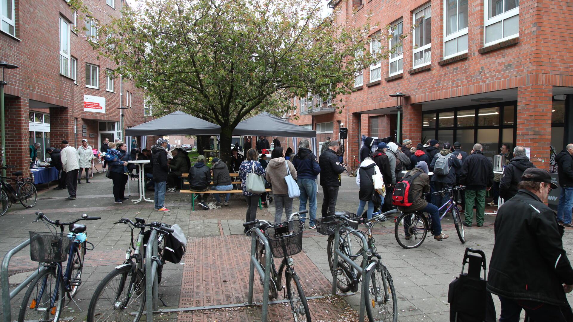 Viel los zwischen Hafen- und Bütteler Straße: Kirschblütenfest am Penny Markt