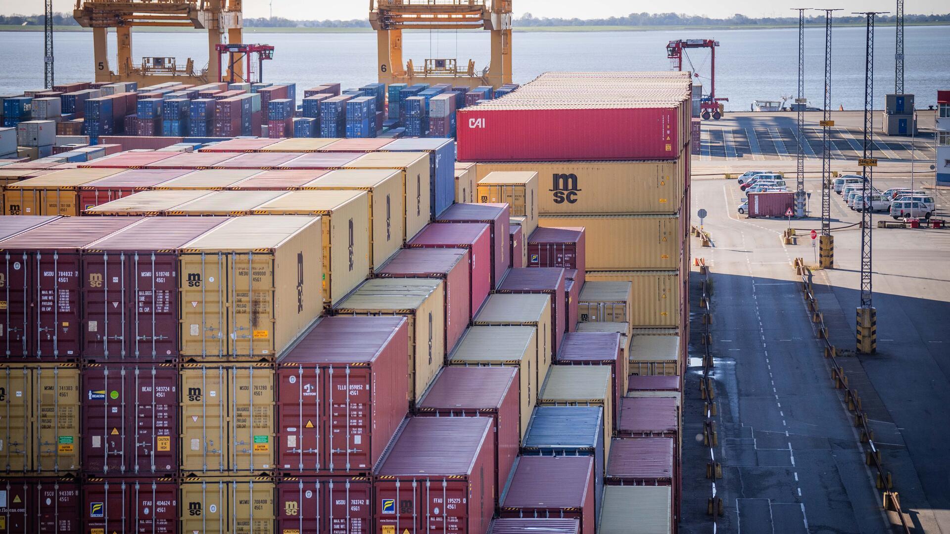 Containerstapel auf dem Terminal