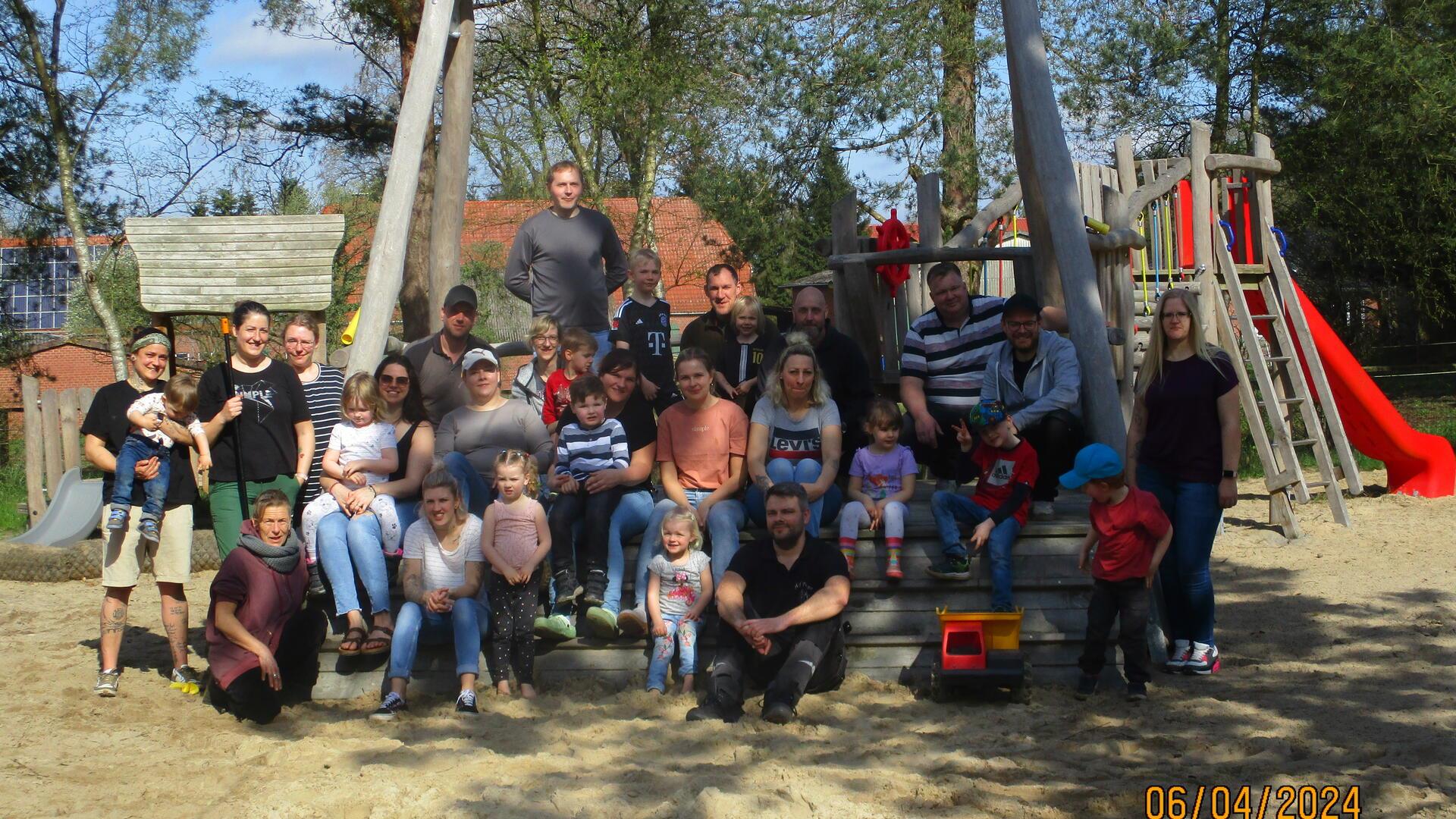 „Viele Hände, schnelles Ende“: Das war das Motto beim Arbeitstag im Kindergarten Sandbostel.