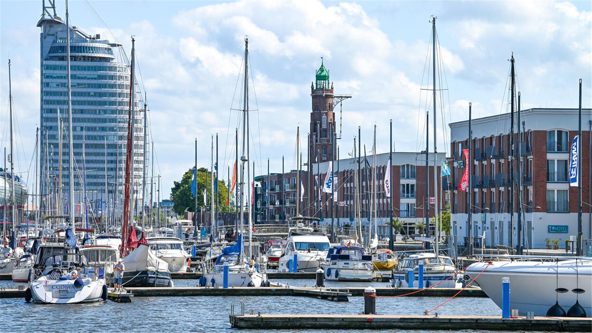 Viele Hotels der Stadt liegen nahe beim Neuen Hafen - brauchen wir weitere?