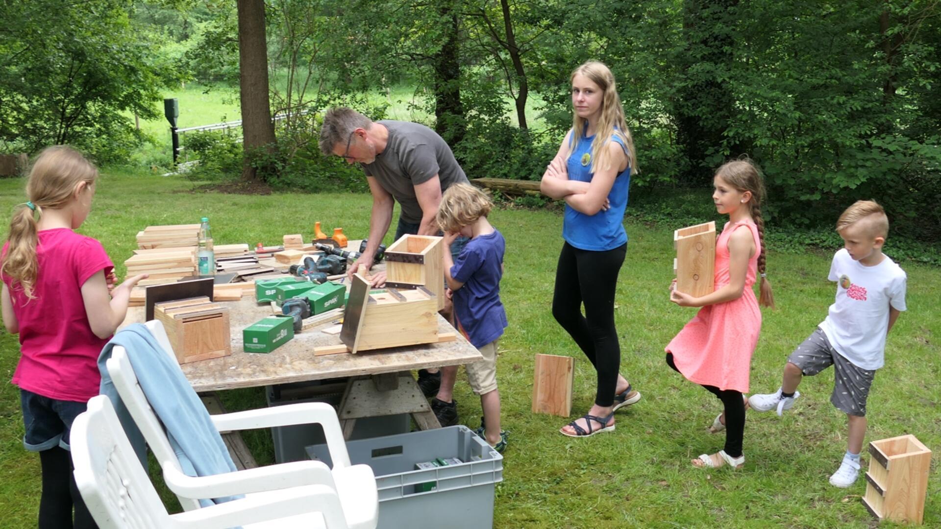 Viele Kinder wollten an diesem Tag einen Nistkasten selber bauen.