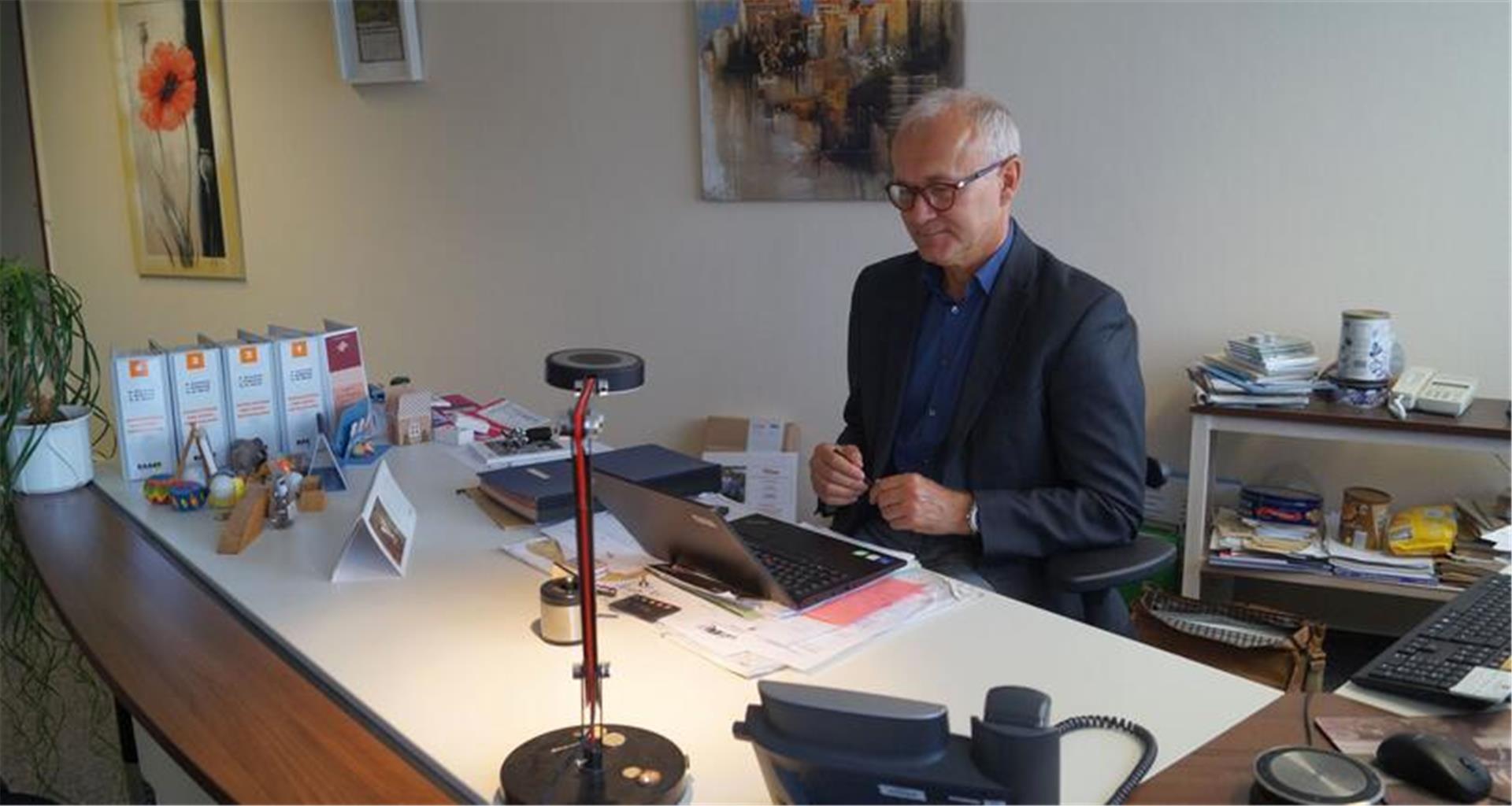 Viele Stunden hat Eckhard Warnken in seinem Büro in der BBS verbracht.