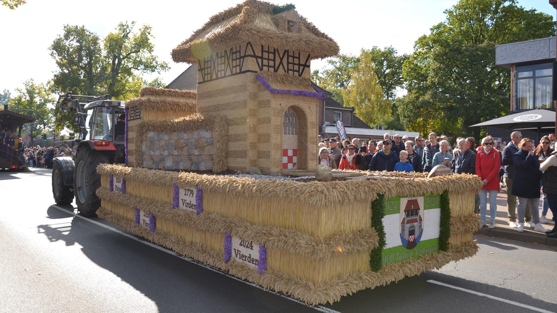 Ein Erntewagen mit einer Nachbildung der Wasserburg Vierden.